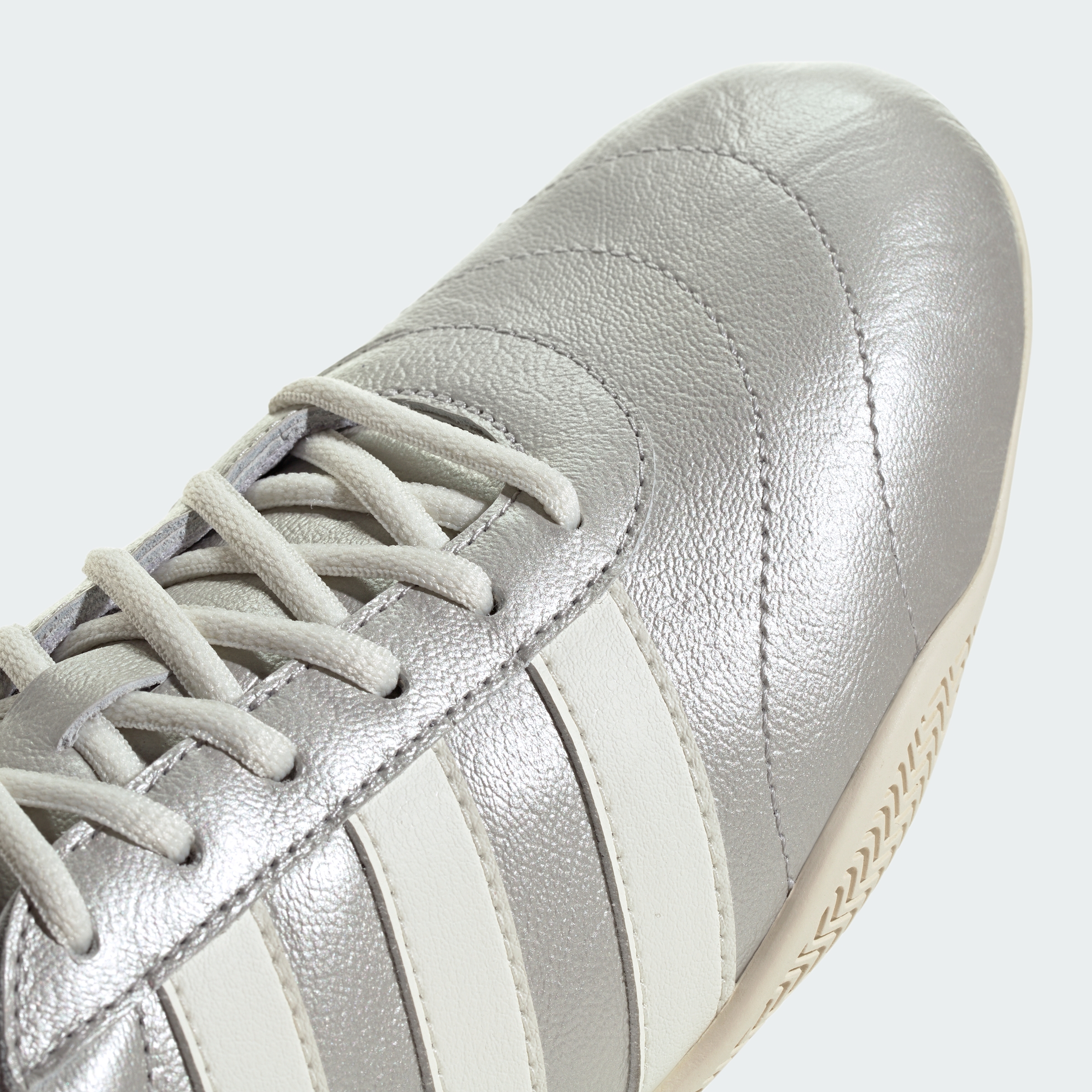 https://assets.adidas.com/images//659a05b5bdef4e12be0402f58d5e73c1_9366/JQ7243_41_detail.jpg