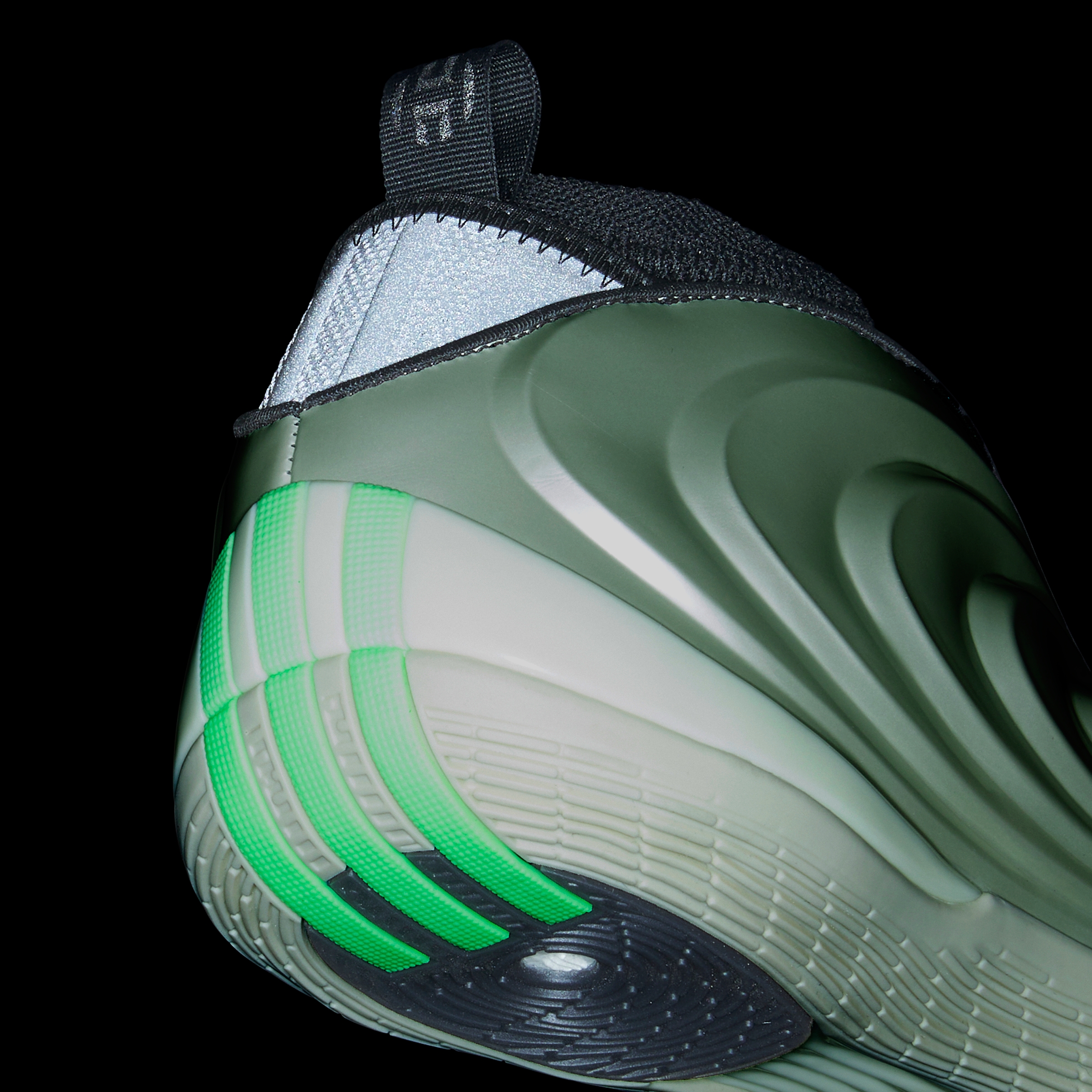 https://assets.adidas.com/images//ff32e7f333ae416bbcd5774c6f04dc3a_9366/JQ9453_16_hover_standard.jpg
