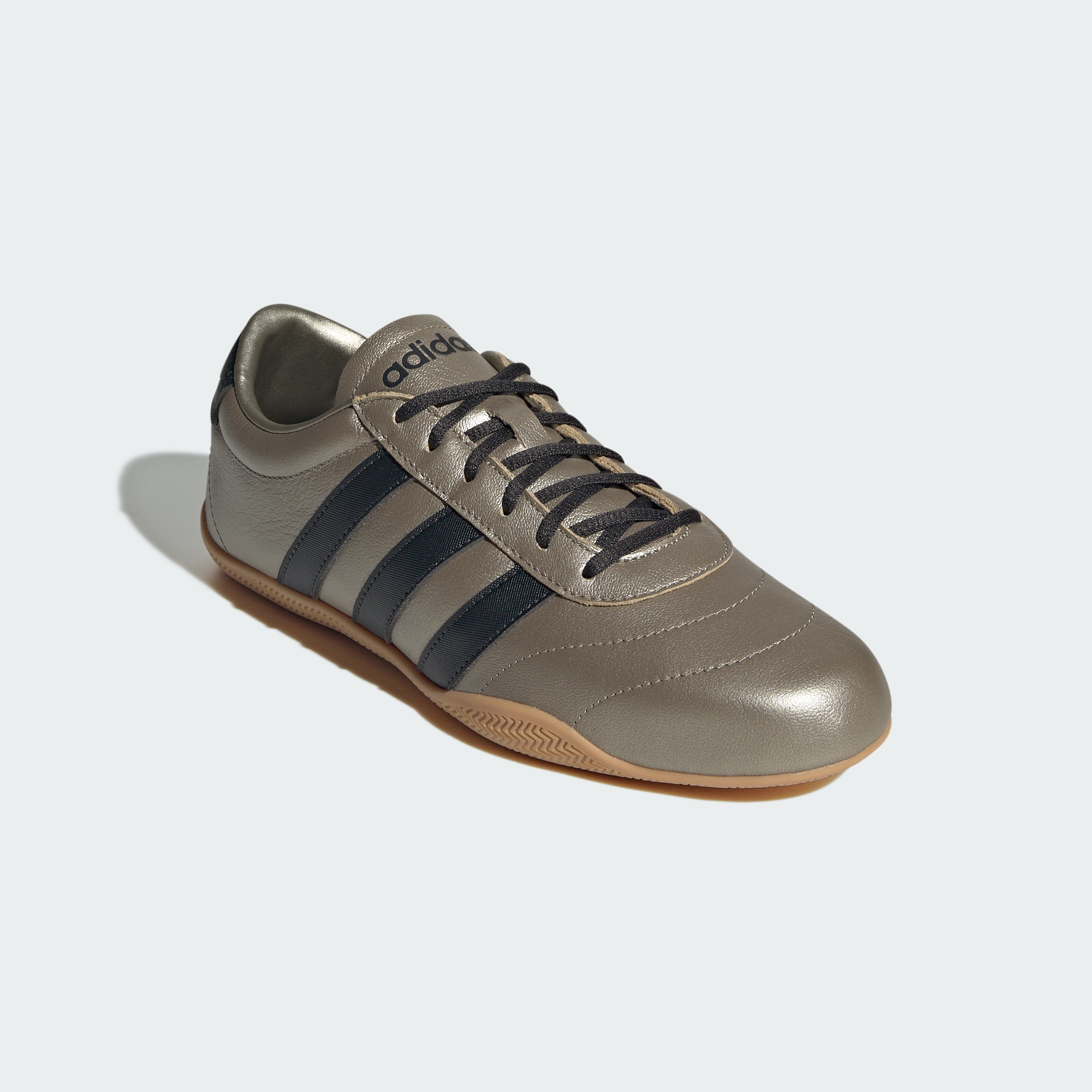 https://assets.adidas.com/images//0379e15e9ec448dc88219f65957e1c74_9366/JQ9681_04_standard.jpg