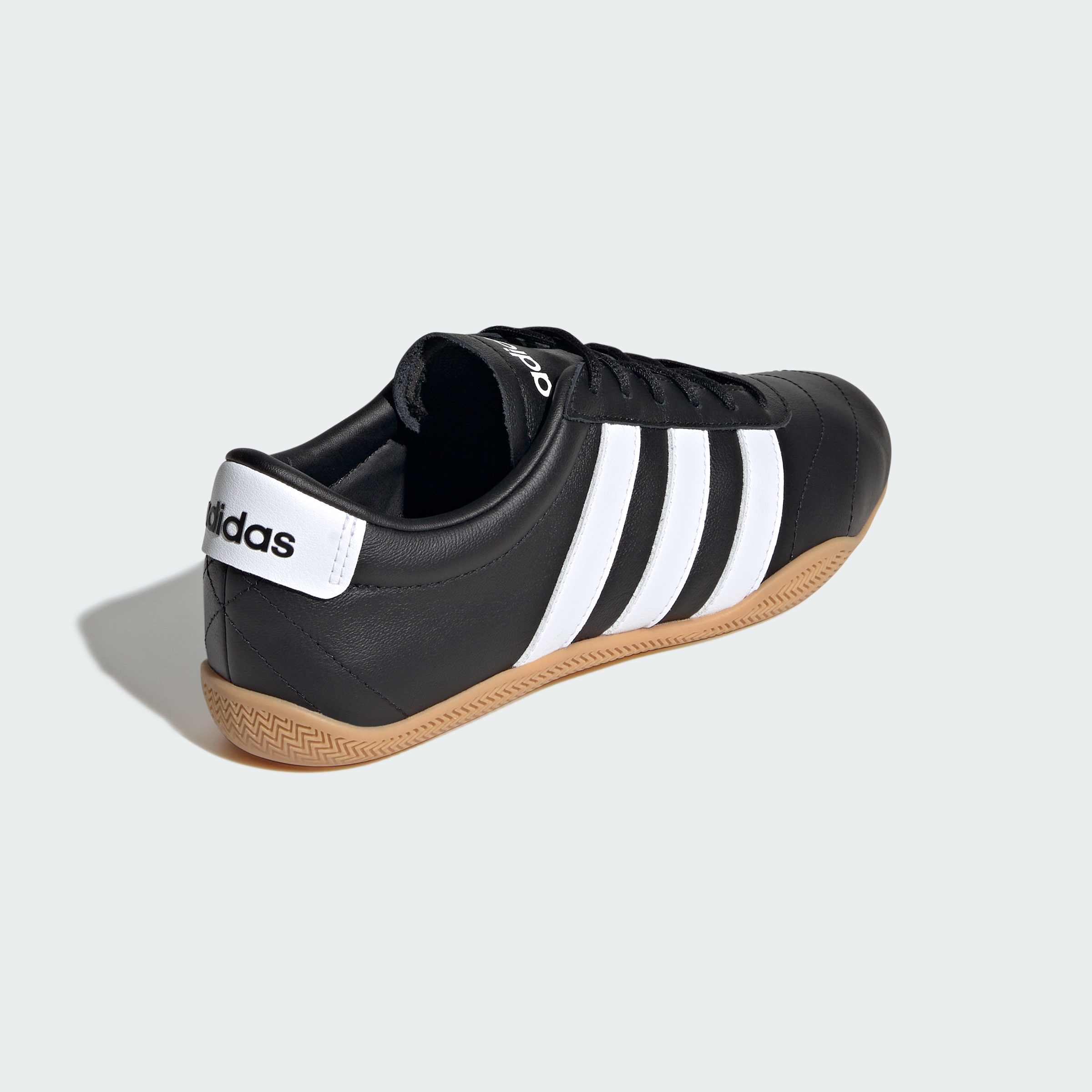 https://assets.adidas.com/images//199c3744c0d34446a411c763e3ac66fa_9366/JQ9684_05_standard.jpg