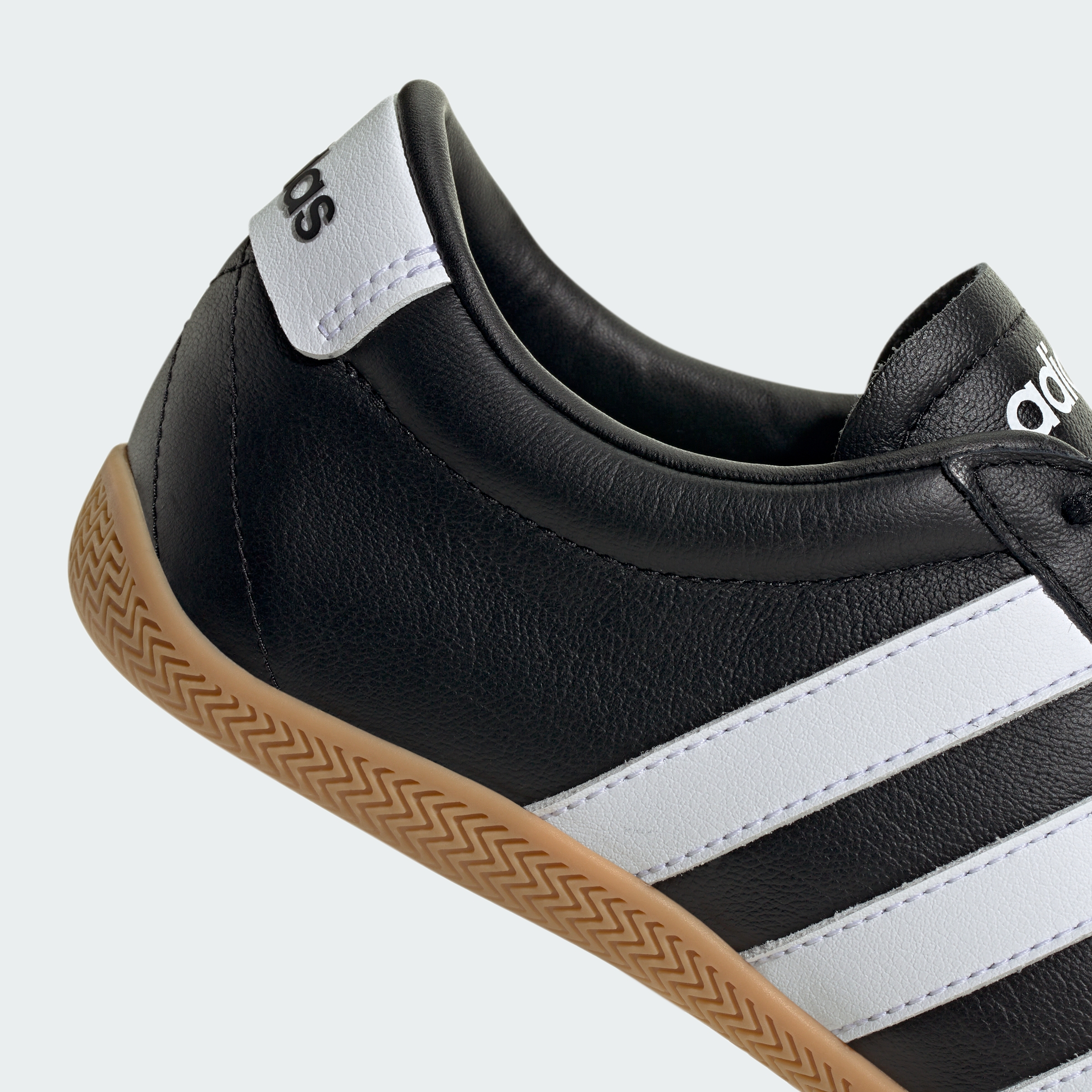 https://assets.adidas.com/images//54130e55548b45f2b0f94ea5a48b3d0c_9366/JQ9684_41_detail.jpg