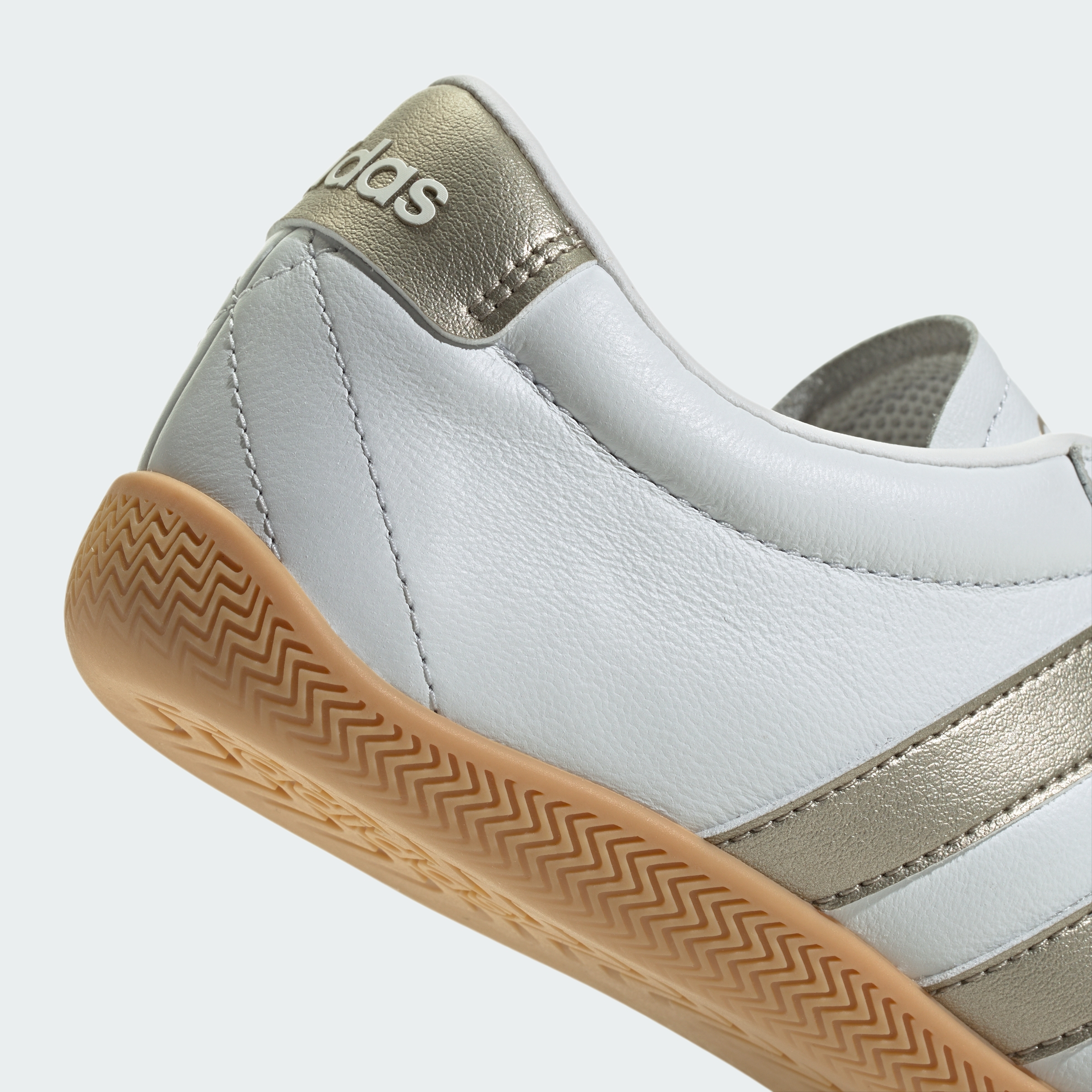 https://assets.adidas.com/images//34f6eeacc35447d9b2e8a695f6b2df6c_9366/JQ9685_41_detail.jpg