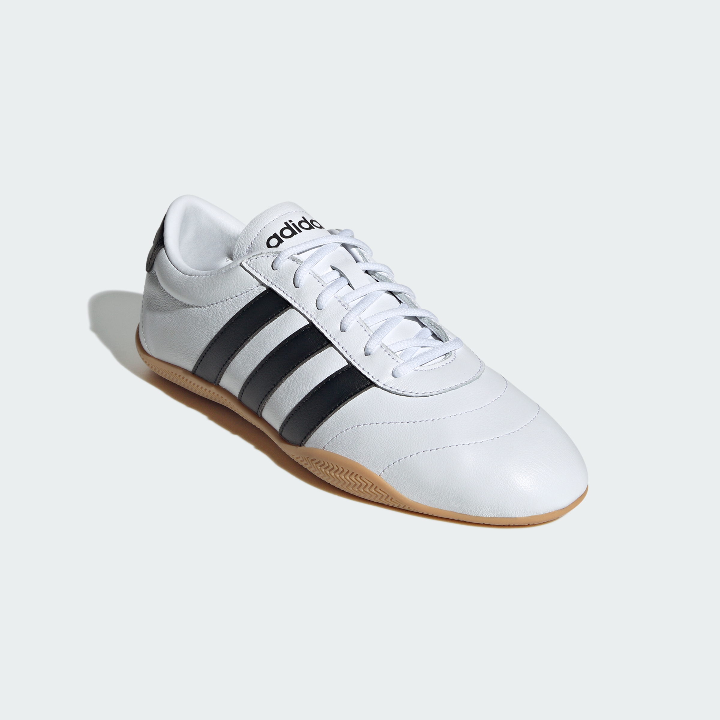https://assets.adidas.com/images//e9854b0245e9434db6bd346de0e28386_9366/JQ9688_04_standard.jpg