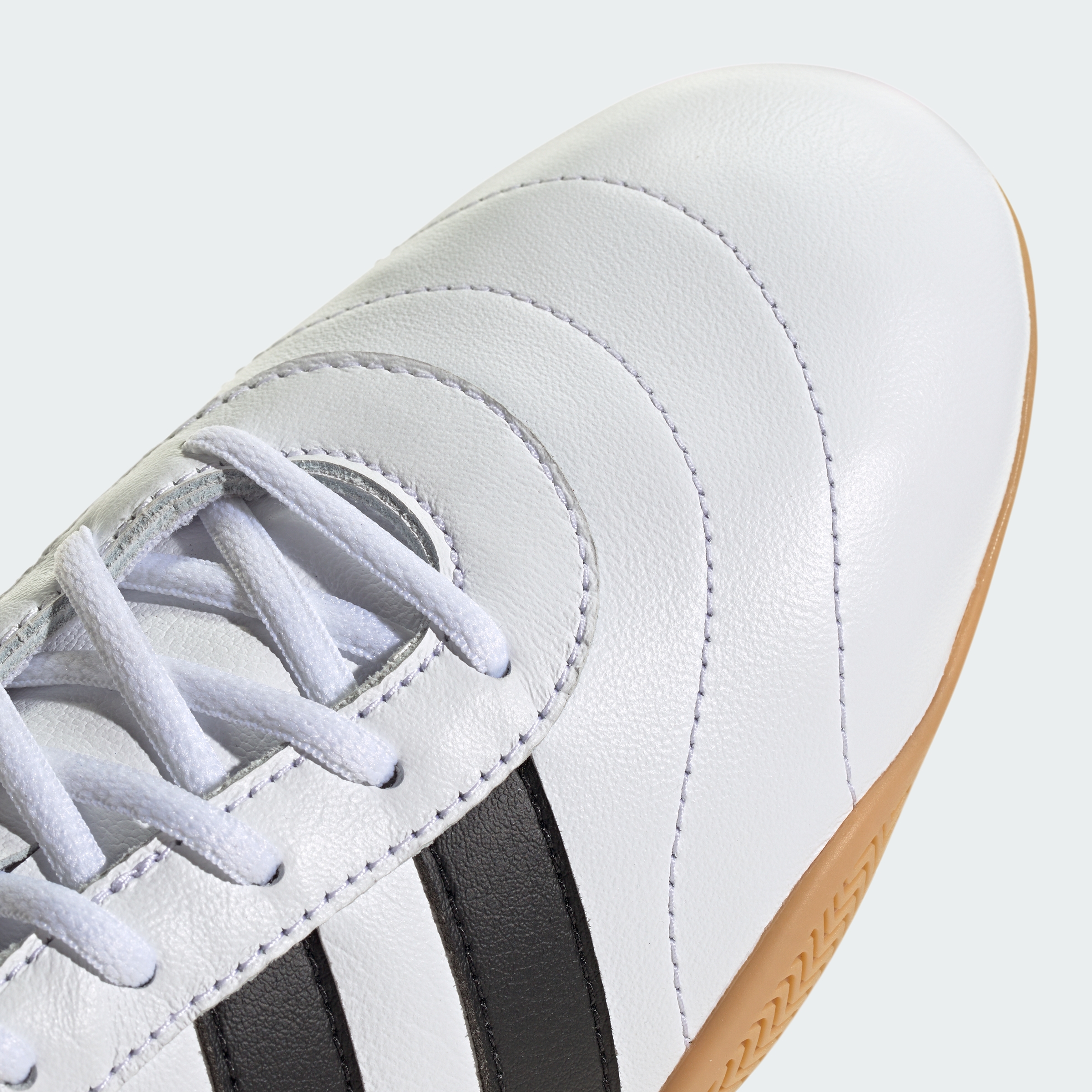 https://assets.adidas.com/images//5772ccae4b374de6986bc42d1494166e_9366/JQ9688_41_detail.jpg