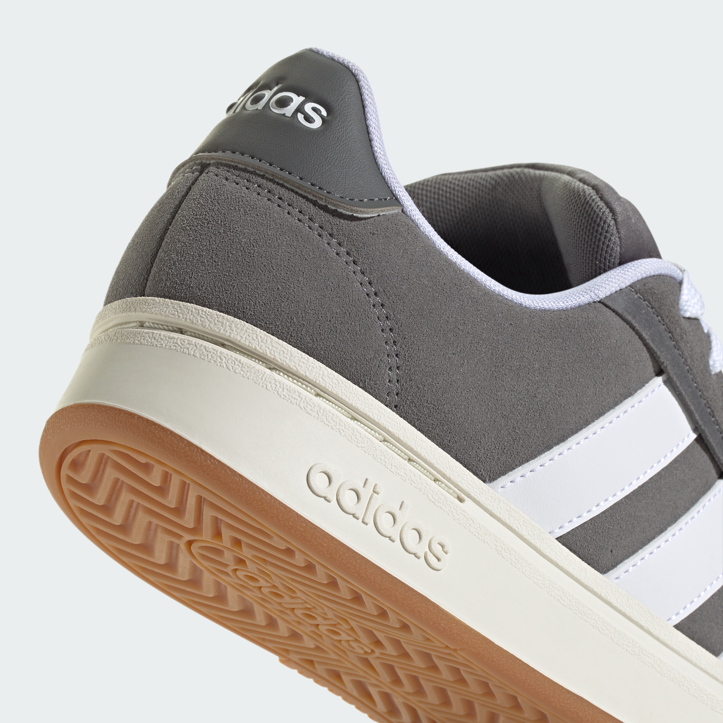 https://assets.adidas.com/images//641a85ef6a2c4172b33c5e7fa6b15066_9366/JR0542_41_detail.jpg