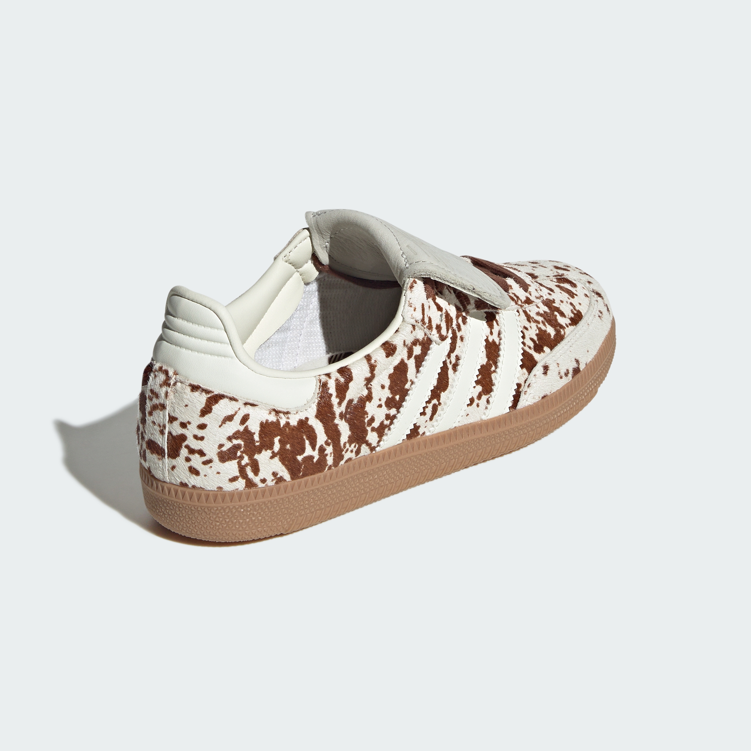 https://assets.adidas.com/images//7a2e930c16564b6792f015ec605b7b1b_9366/JS3931_05_standard.jpg
