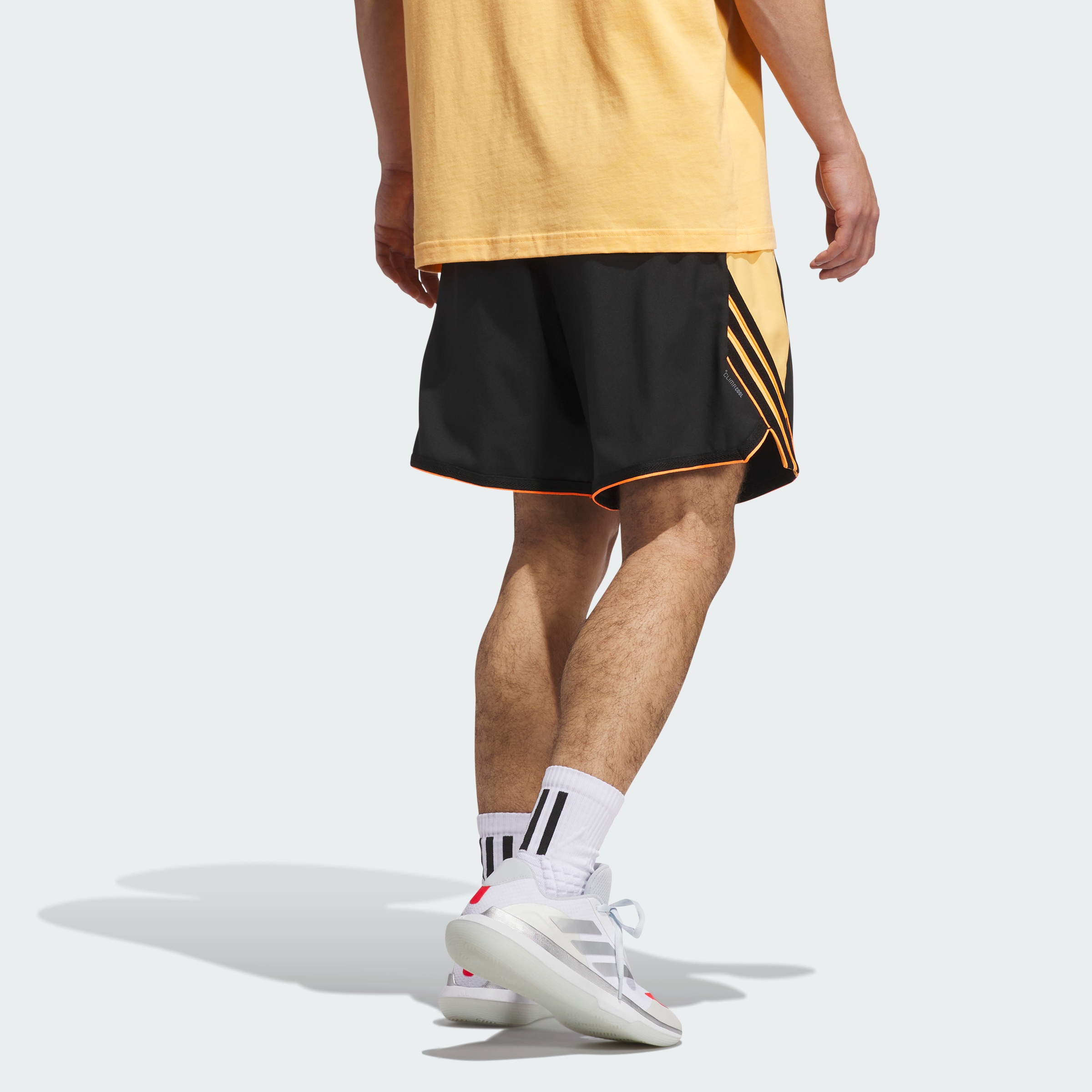 https://assets.adidas.com/images//40ffe4857d264b79b1a8a17a1c229d37_9366/JX6383_23_hover_model.jpg