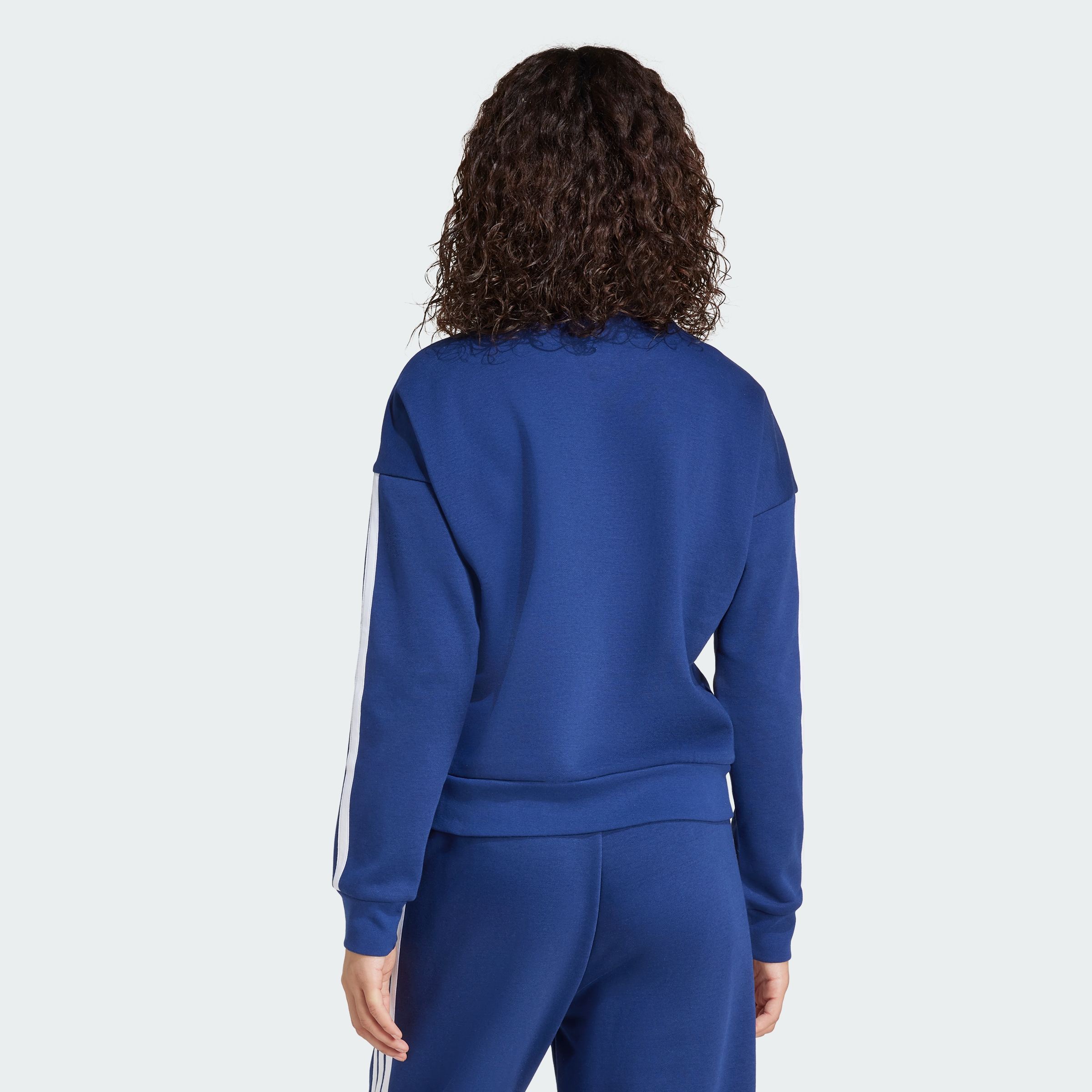 https://assets.adidas.com/images//b22cb0f53fdb4594aa57808e4cdad0b7_9366/JX7687_23_hover_model.jpg