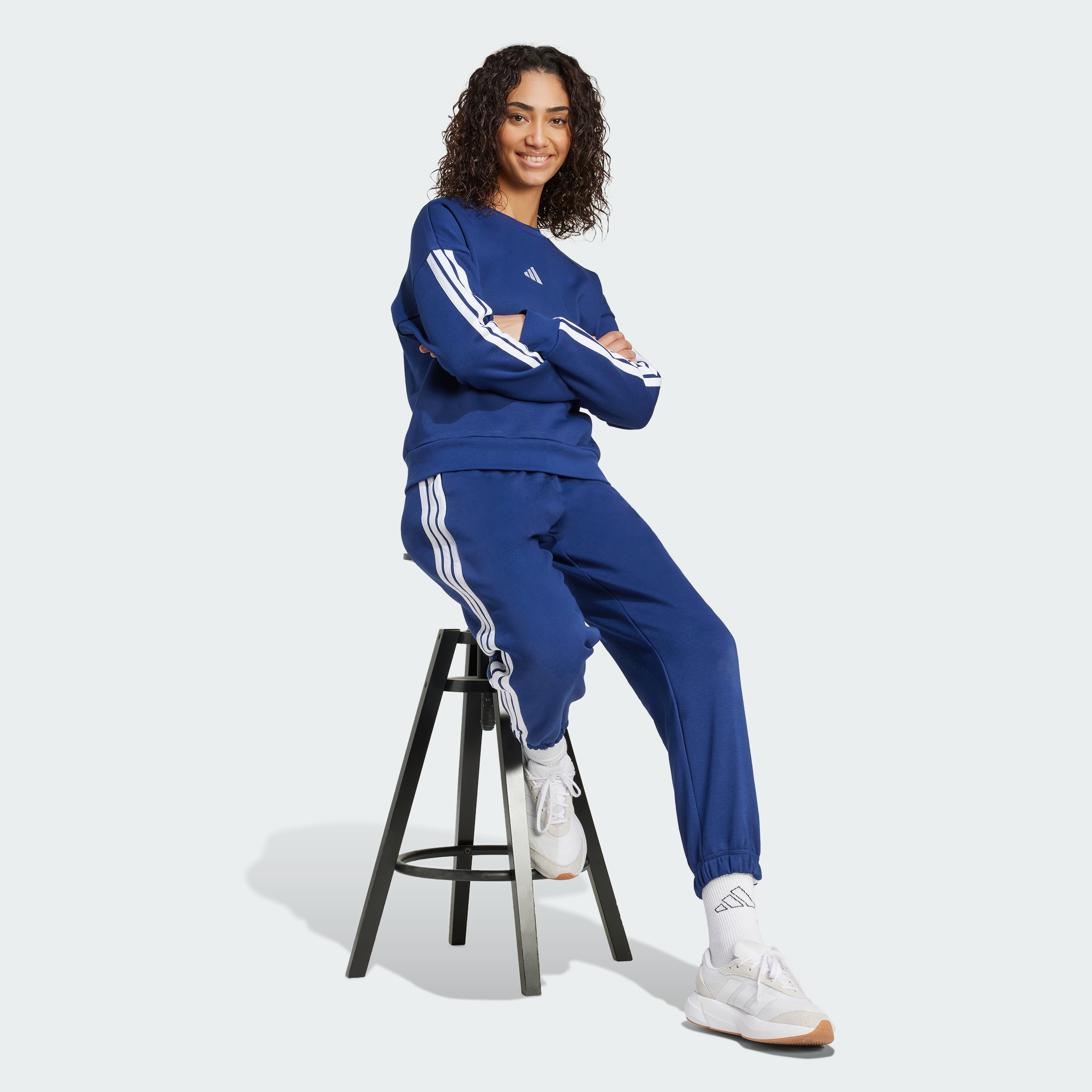 https://assets.adidas.com/images//4809e105bf1f4e0d9ddcb80bae7872f2_9366/JX7687_25_model.jpg