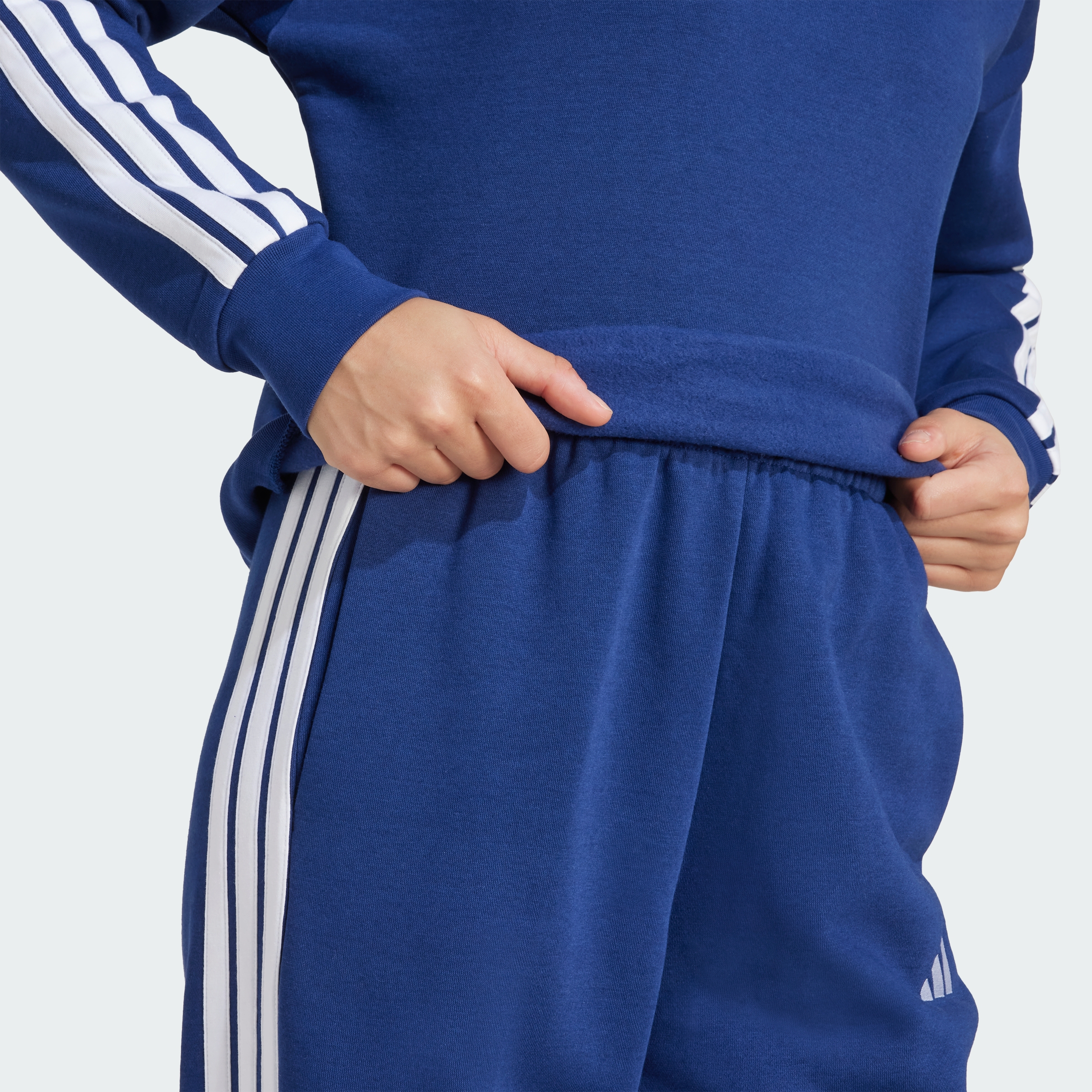 https://assets.adidas.com/images//99f1192fc9e1402ca854c34093f6326d_9366/JX7687_42_detail.jpg