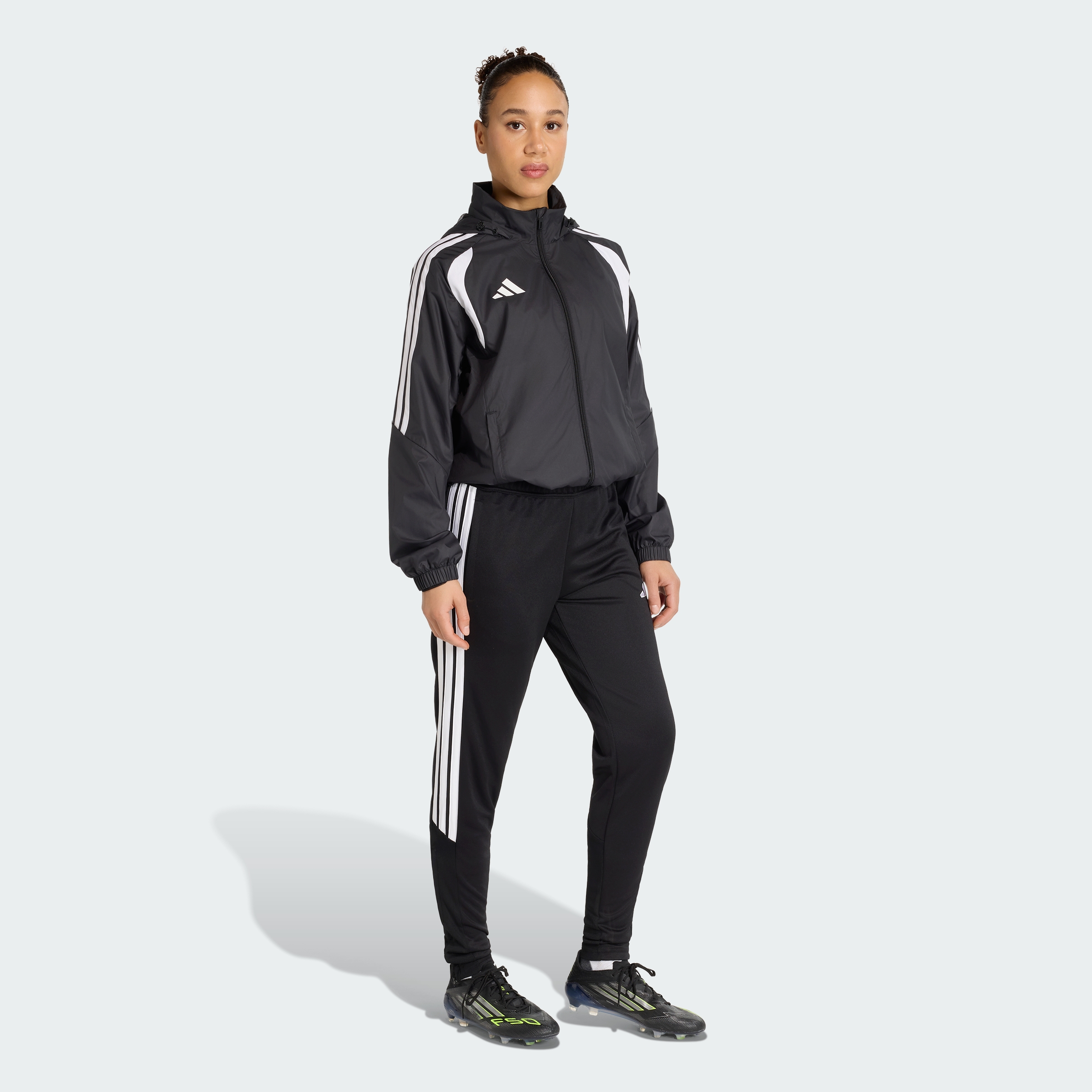https://assets.adidas.com/images//e04cd5035a1144abaa9989bf922f169a_9366/JY9668_25_model.jpg