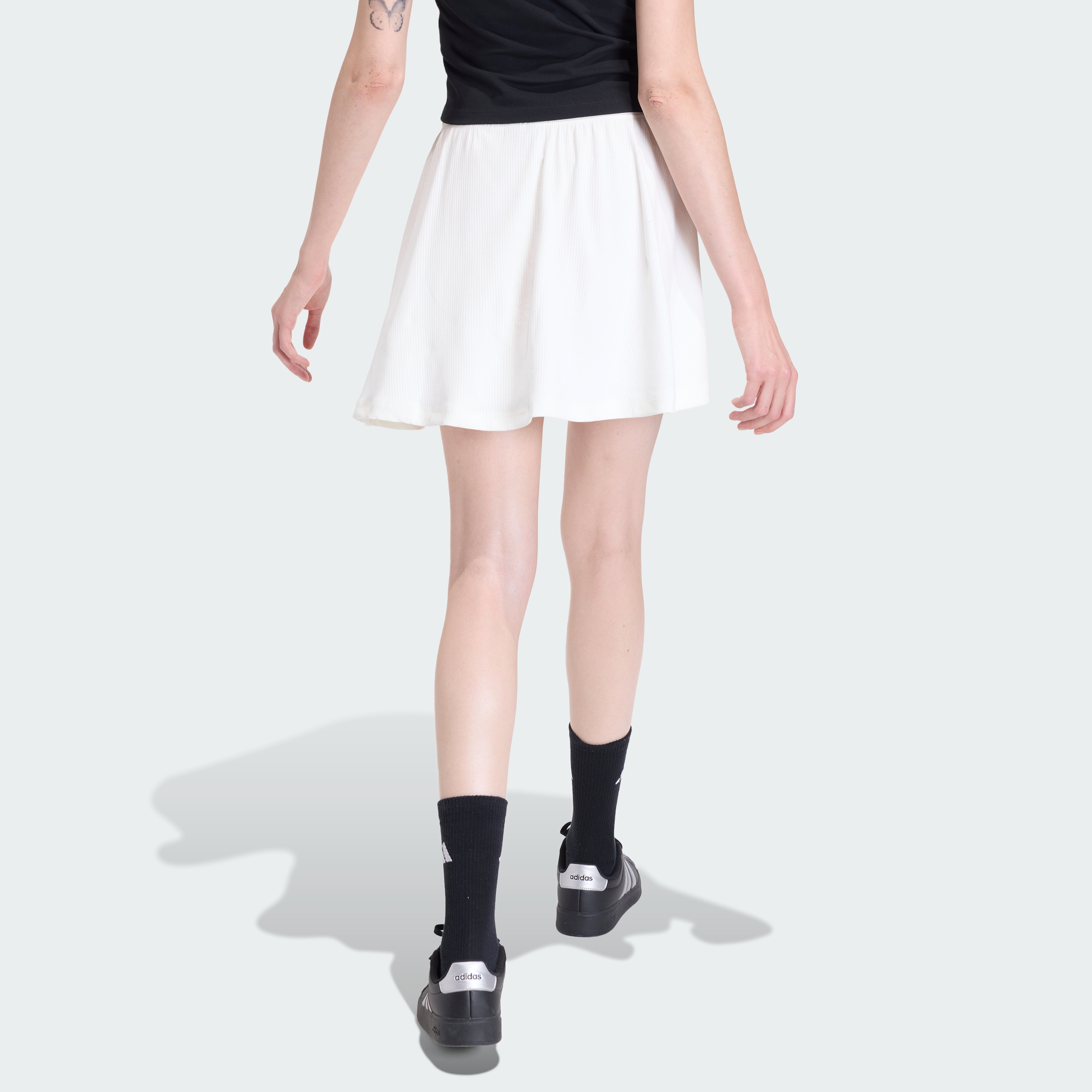 https://assets.adidas.com/images//c8deca4b399d41aea6b537c68060ee74_9366/KA6984_23_hover_model.jpg