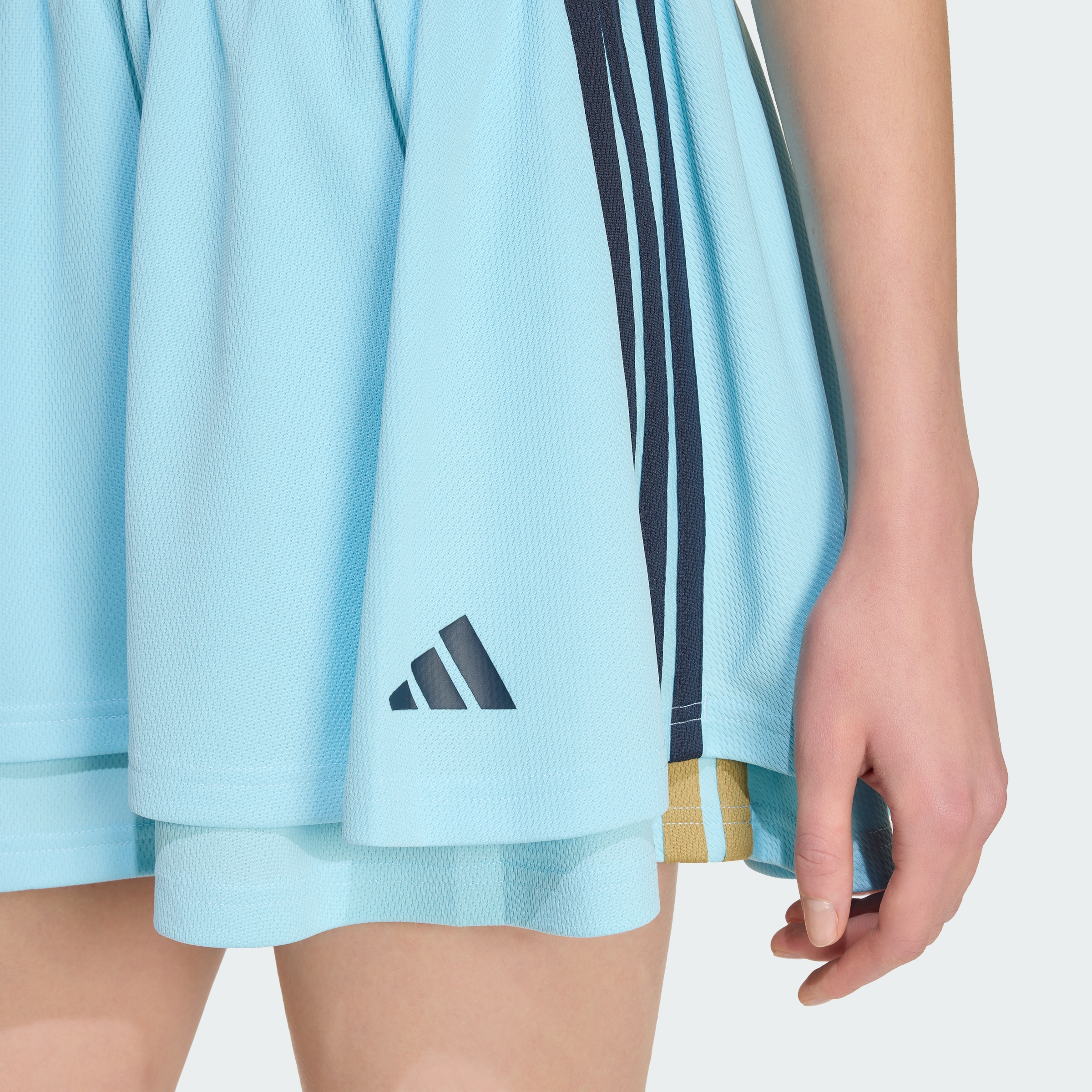 https://assets.adidas.com/images//13fcae30bc0e468c80f0181891463831_9366/KB6101_41_detail.jpg