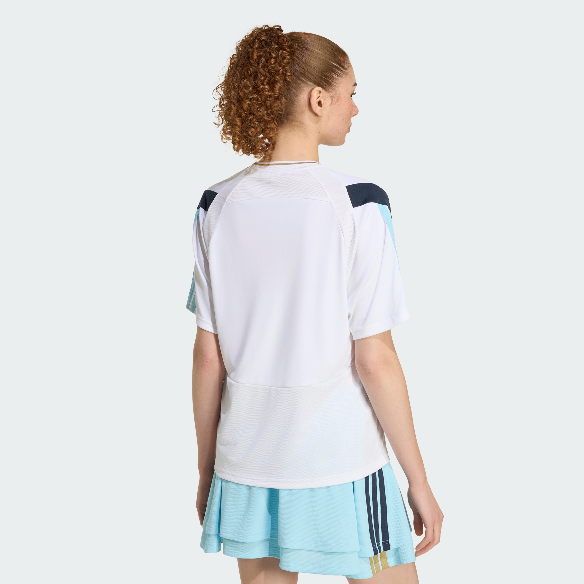 https://assets.adidas.com/images//9f47e6f7c76e42cd987d3f2eacb54796_9366/KB6131_23_hover_model.jpg