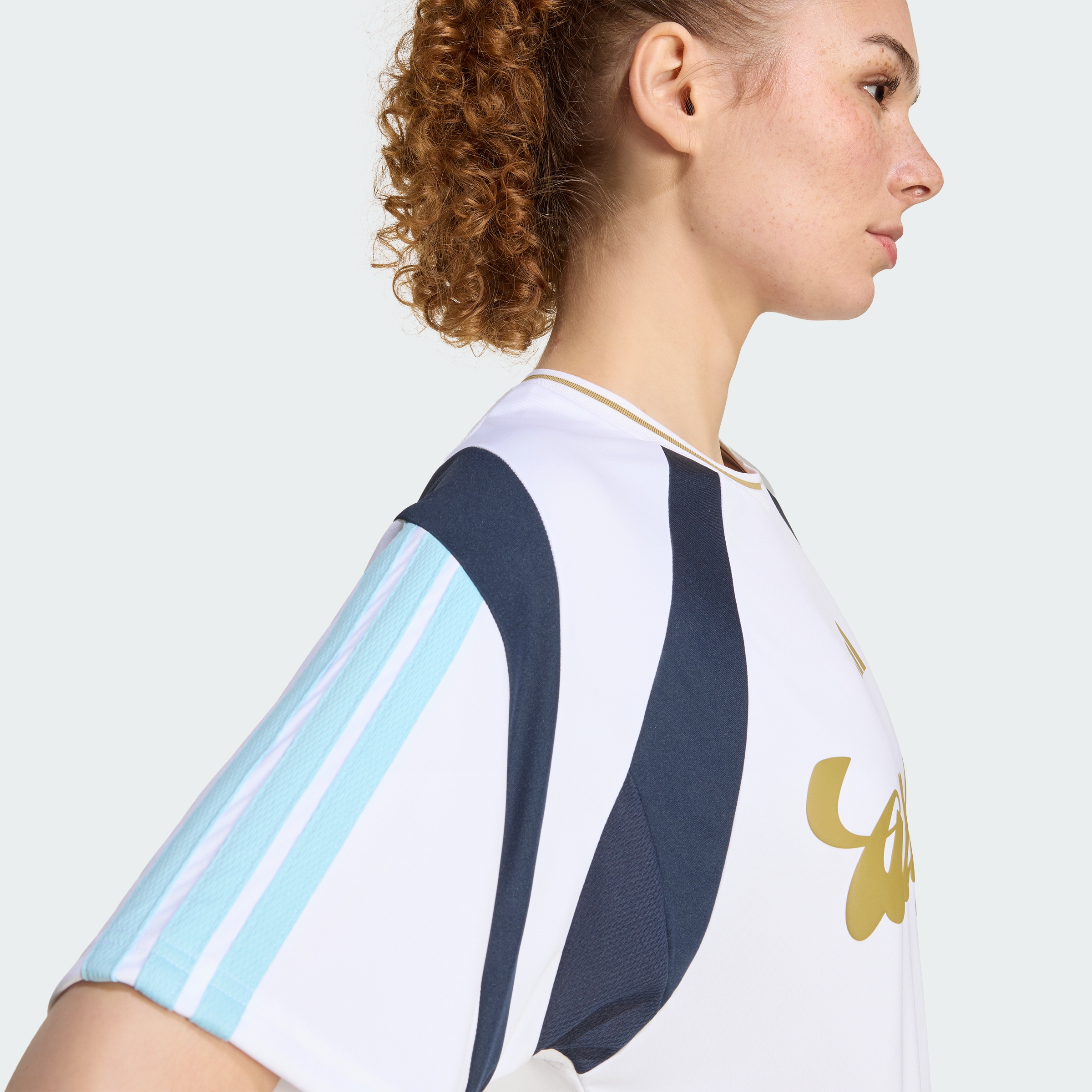 https://assets.adidas.com/images//05111a1e621f4b7e9d13bc9328836a2f_9366/KB6131_42_detail_hover.jpg