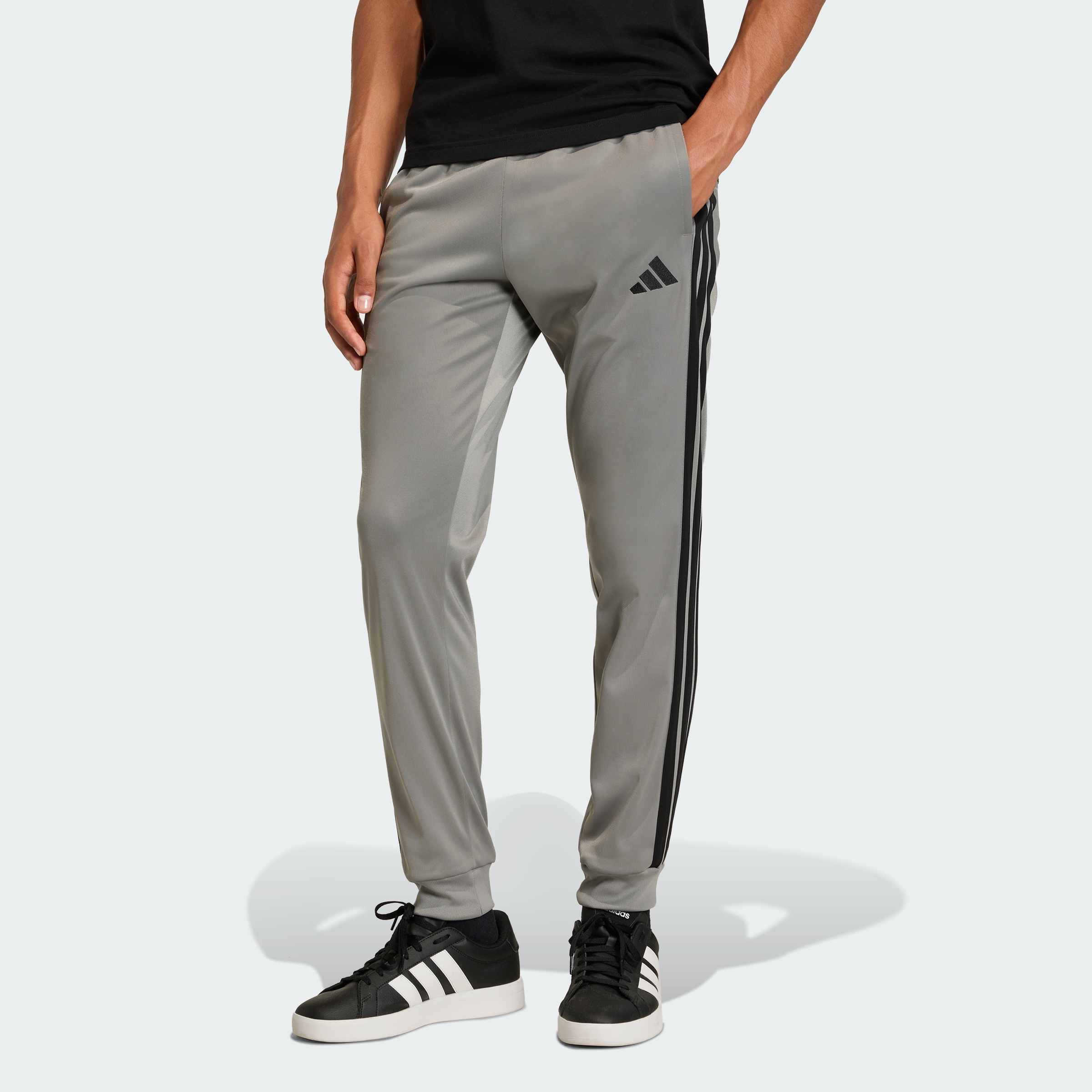 https://assets.adidas.com/images/315cdfdaf03347d6837838bd62ecfdb9_9366/KC1370_000_plp_model.jpgKC1370_000_plp_model.jpg