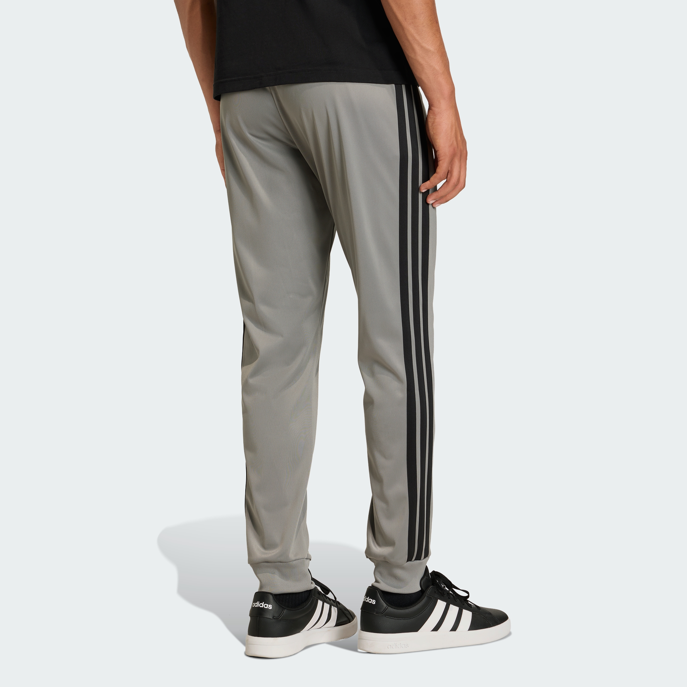 https://assets.adidas.com/images//a3a1082ada3b4a73ac7117698dda5050_9366/KC1370_23_hover_model.jpg
