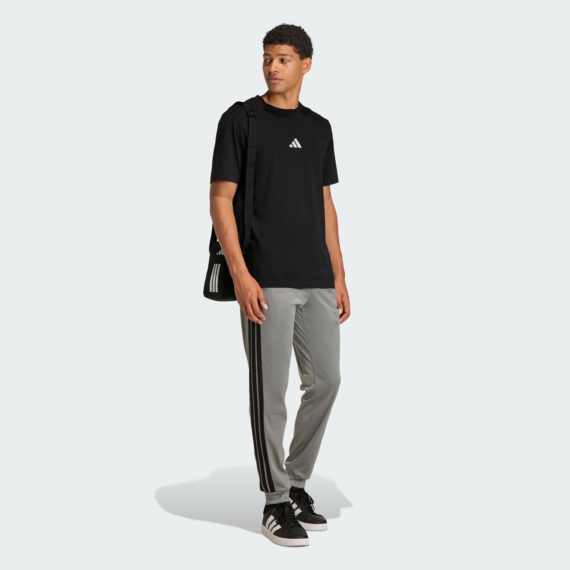 https://assets.adidas.com/images//8afc135da1b640e3b699f7a5cb69a17f_9366/KC1370_25_model.jpg