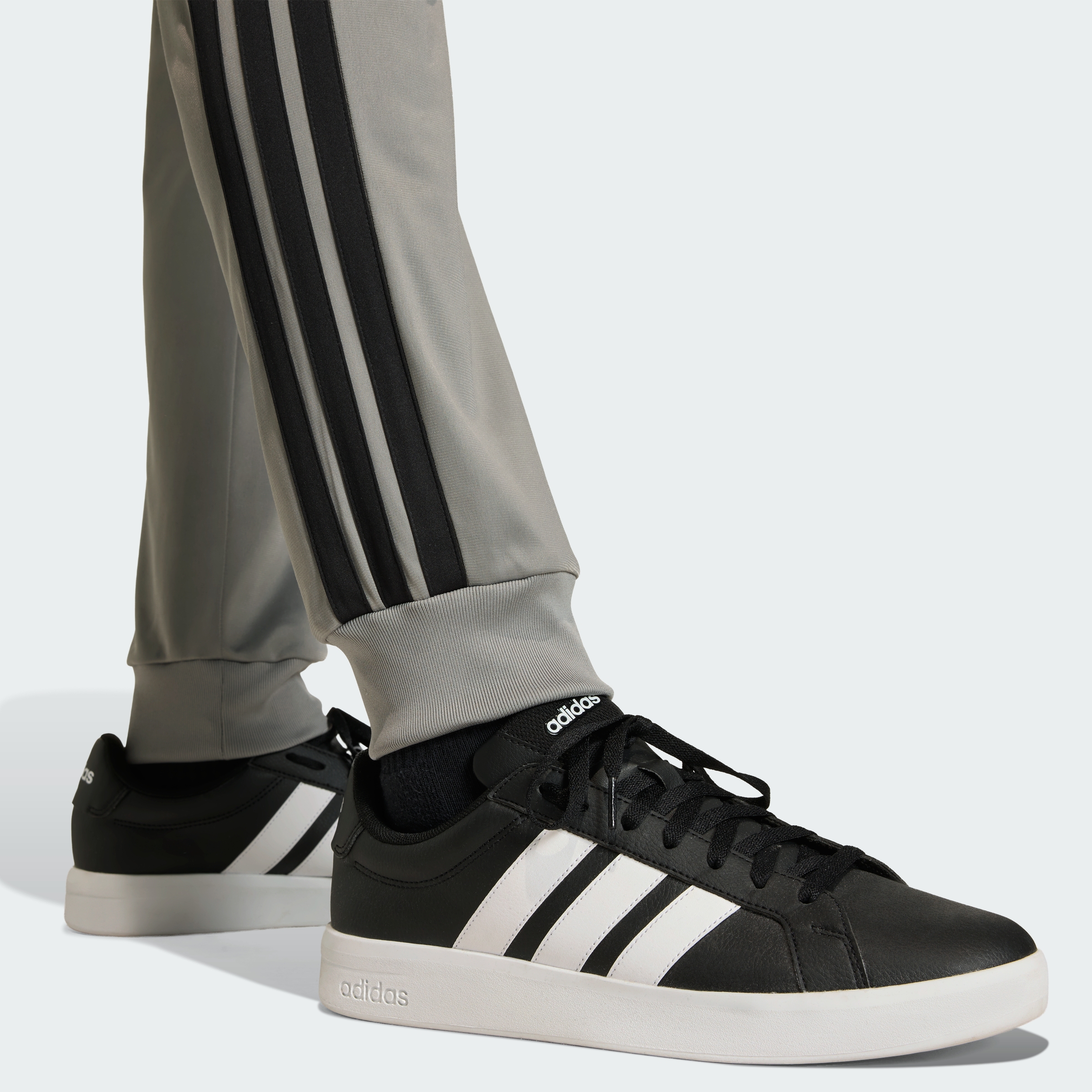 https://assets.adidas.com/images//ac8ee8d18dff4801b46dd1d0ec9a6b4f_9366/KC1370_41_detail.jpg