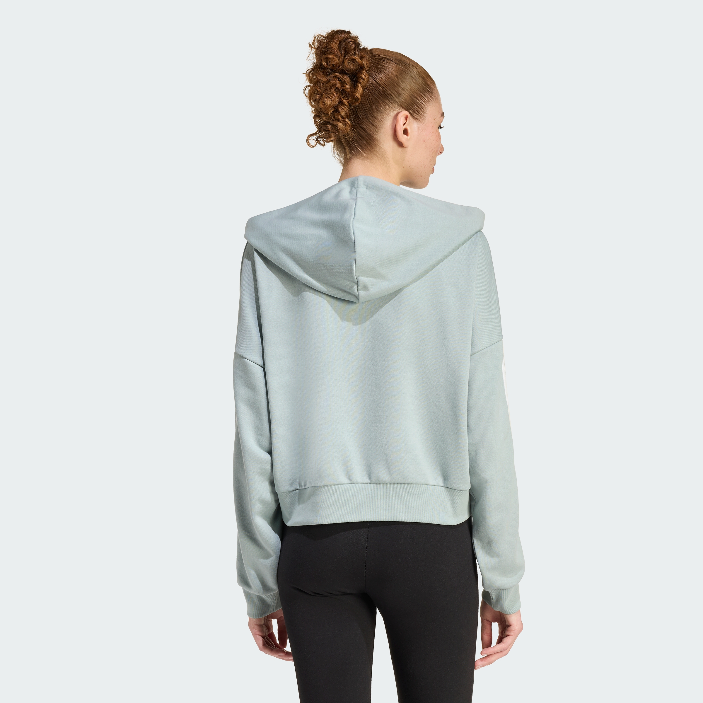 https://assets.adidas.com/images//c231dab82afa4a578f6837a2001045fb_9366/KC5226_23_hover_model.jpg