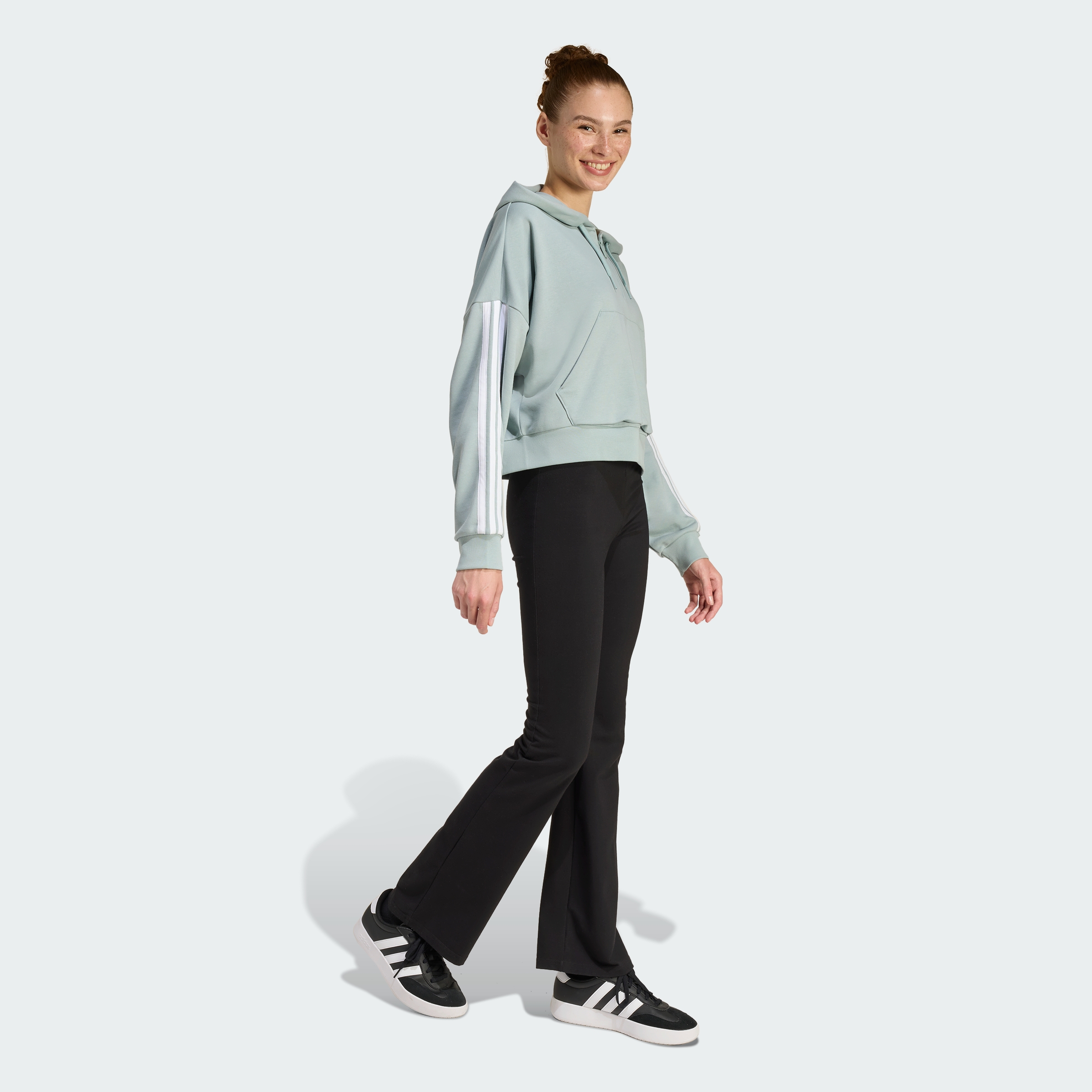 https://assets.adidas.com/images//4fb36dcb3590453ea667107cf7152894_9366/KC5226_25_model.jpg