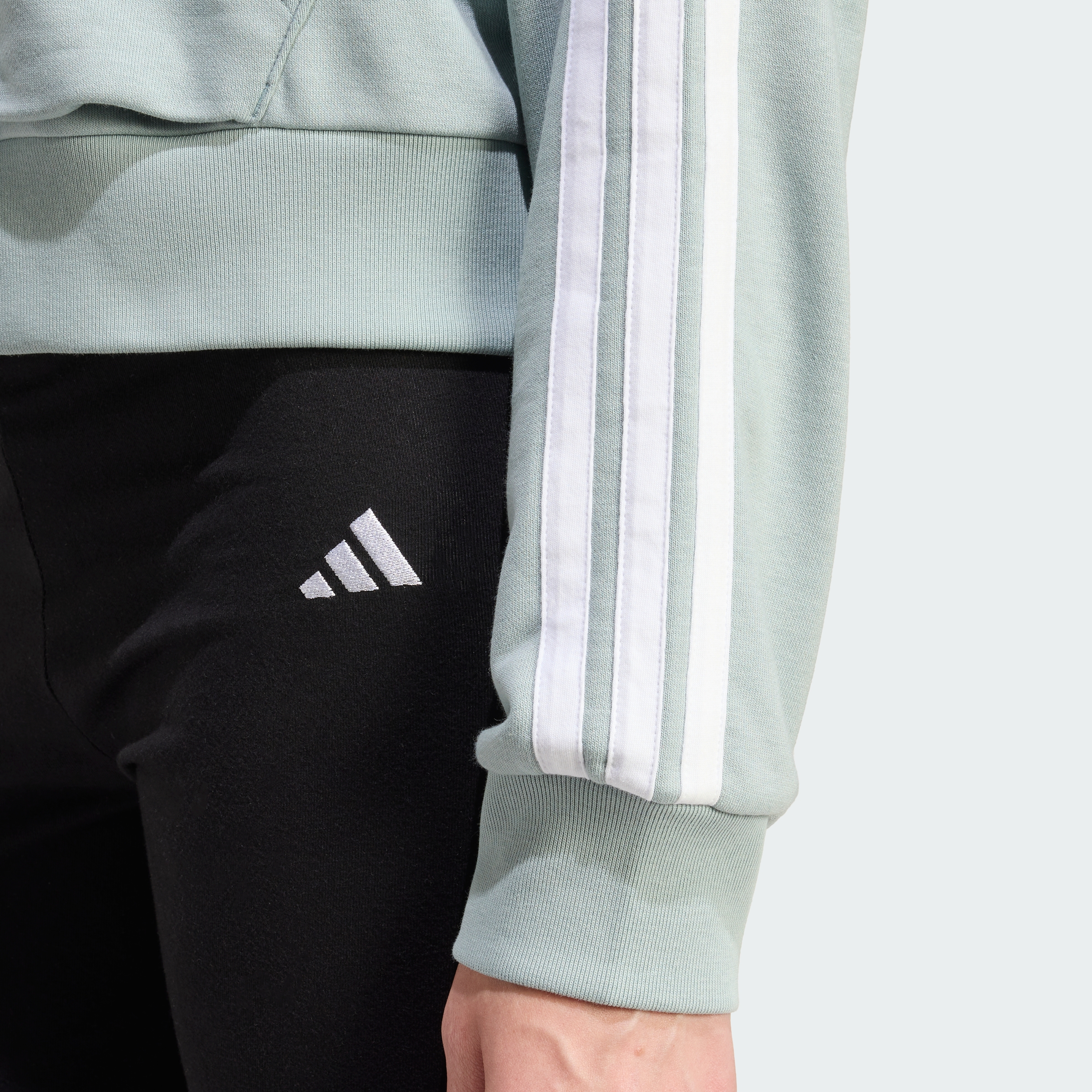 https://assets.adidas.com/images//7bfce8cdb67449d2967bf87ebbf2a2d6_9366/KC5226_42_detail.jpg