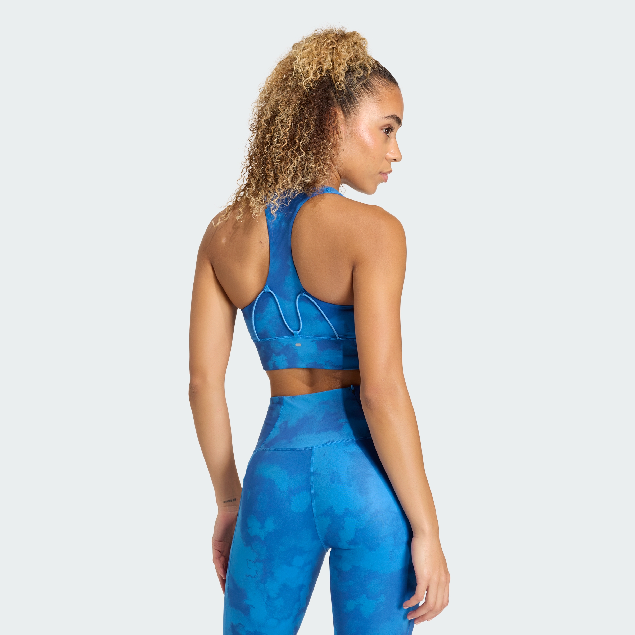 https://assets.adidas.com/images//97b182fa7d2d4596a22d1bb71de0ba2c_9366/KC5818_23_model.jpg