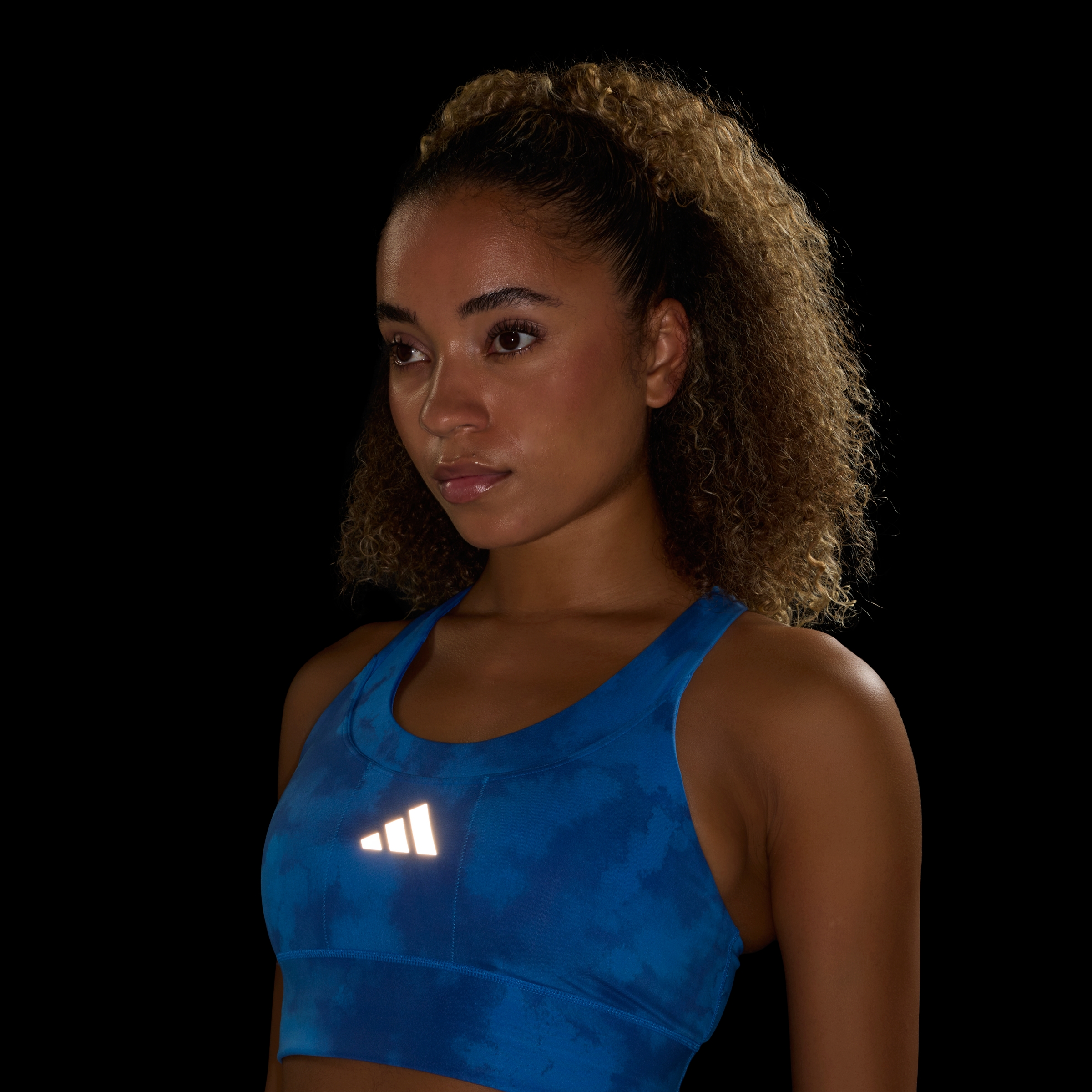 https://assets.adidas.com/images//a81105980bd14050b7ce88e0034a6737_9366/KC5818_44_detail.jpg
