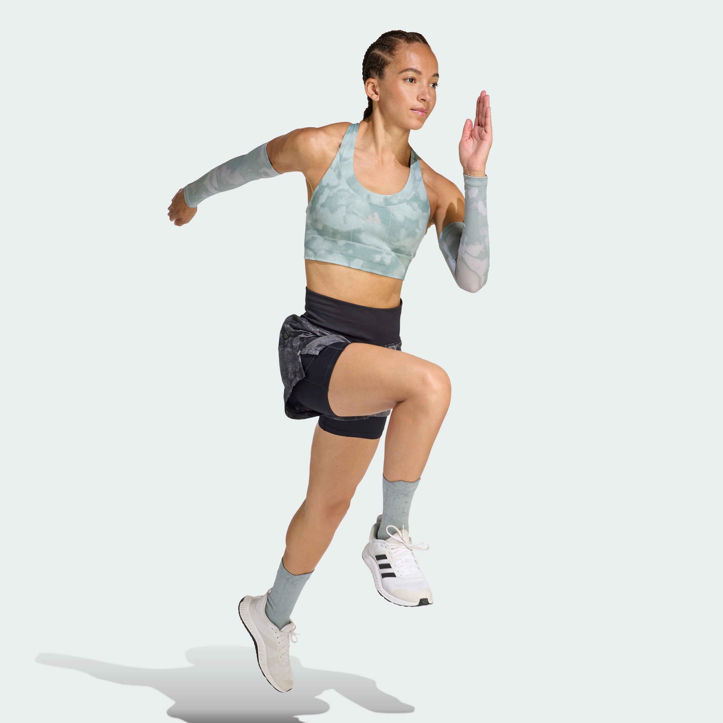 https://assets.adidas.com/images//dee2a37b027e4f30a739ce405ef9838d_9366/KC5822_25_model.jpg