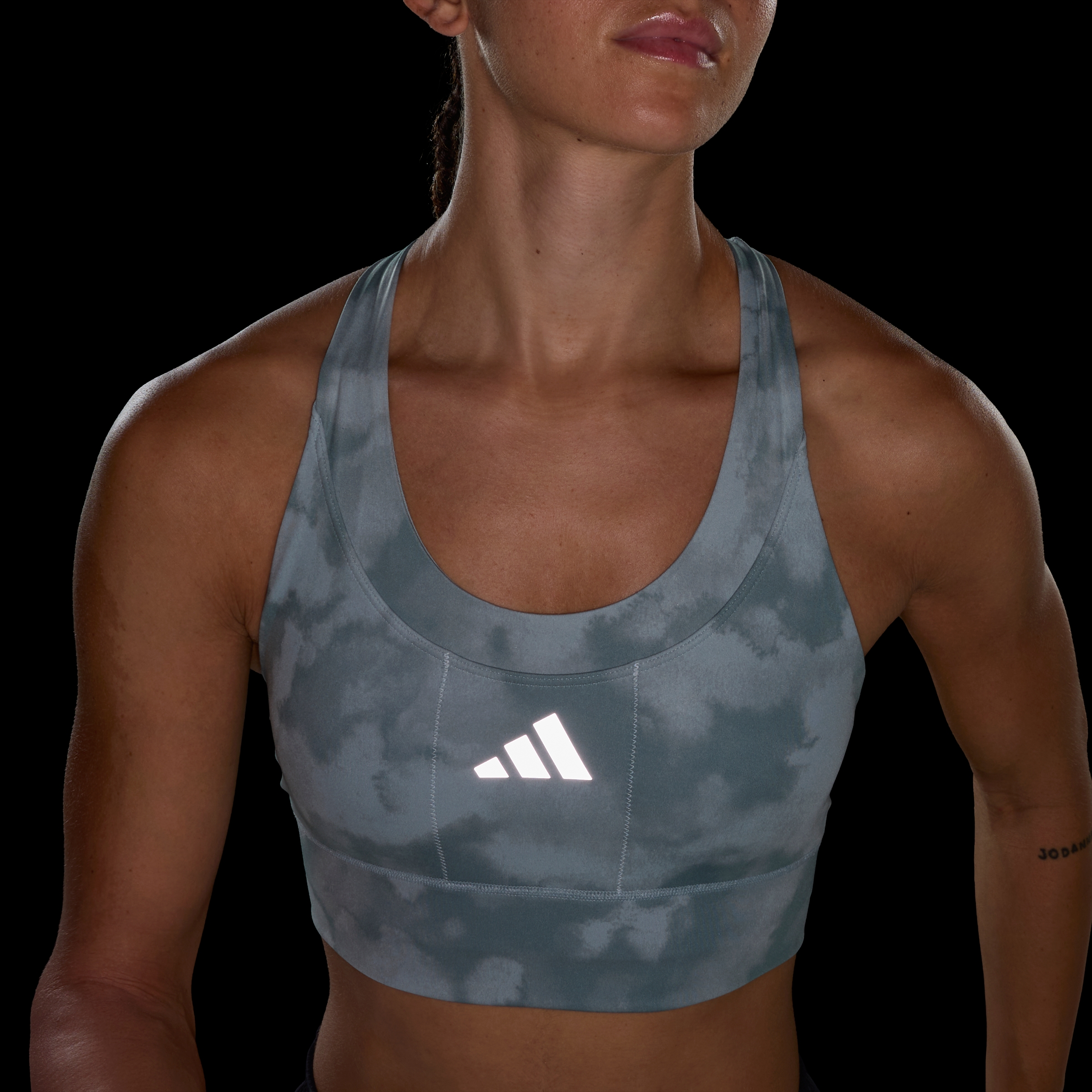 https://assets.adidas.com/images//78bbe00db5de4bc194fb6a00b61aab33_9366/KC5822_44_detail_hover_hover.jpg