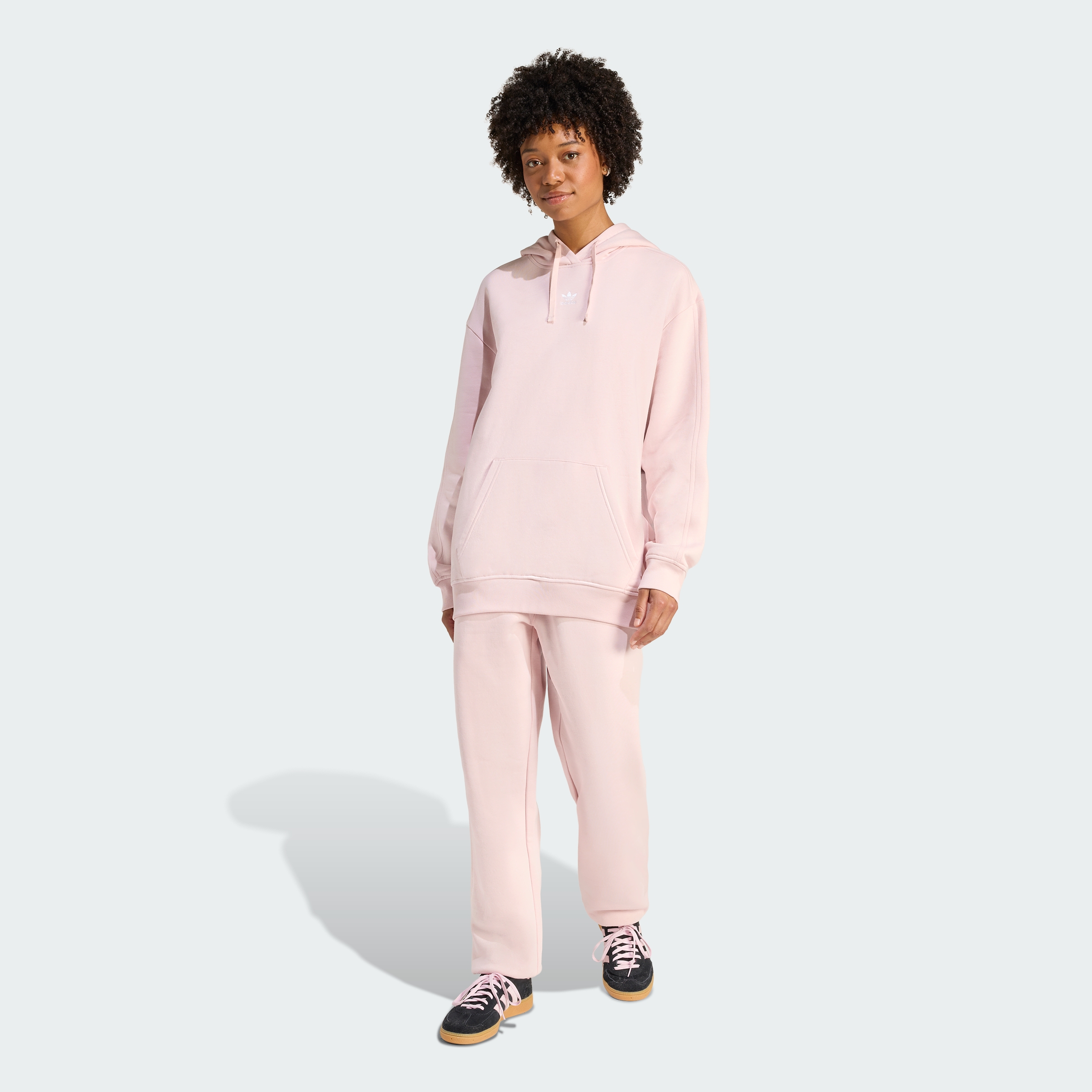 https://assets.adidas.com/images//97825d0411ad4a18a0e1579ee819bdb3_9366/KC9110_25_model.jpg
