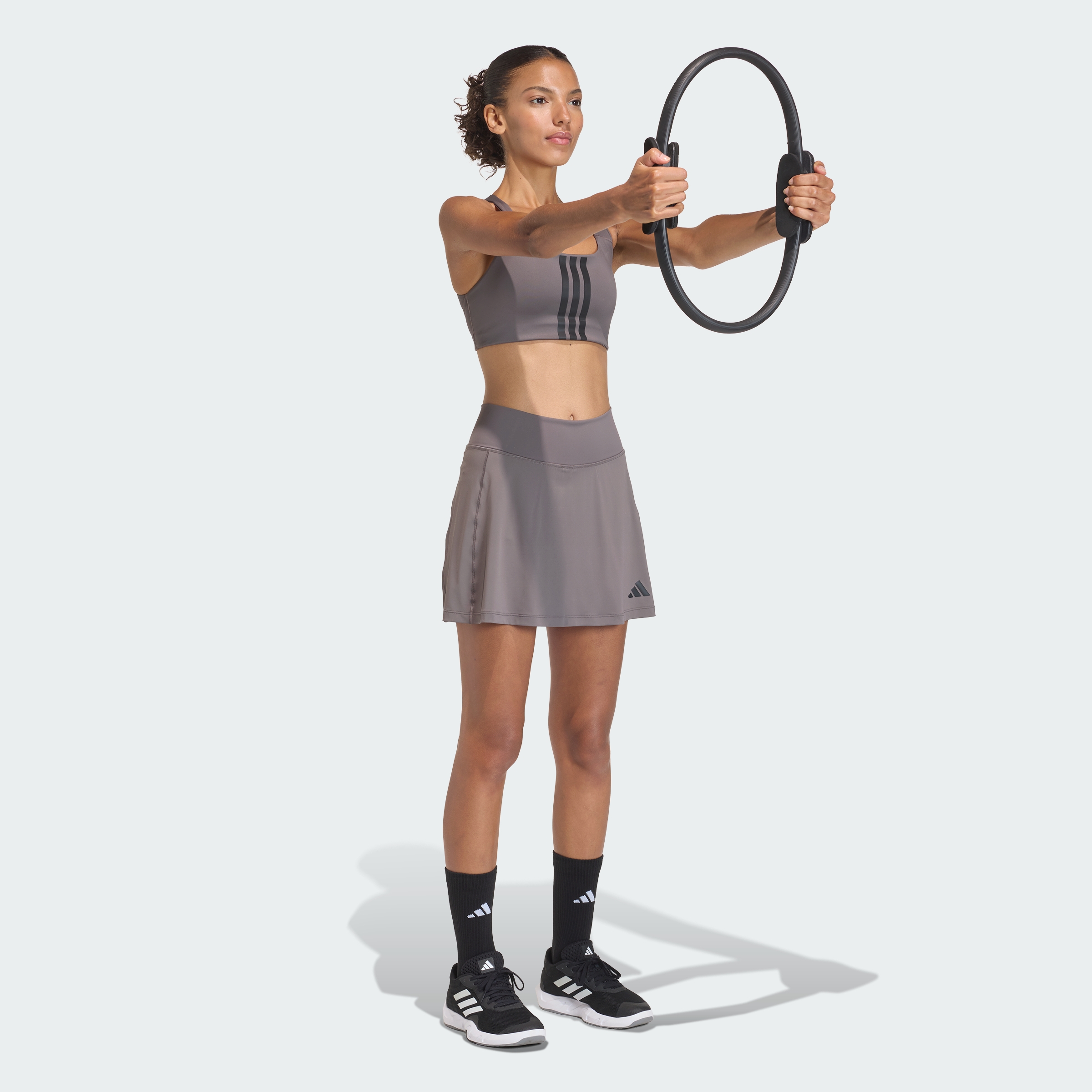 https://assets.adidas.com/images//6e660106936449f1bc4102071b7d5a16_9366/KD0084_25_model.jpg