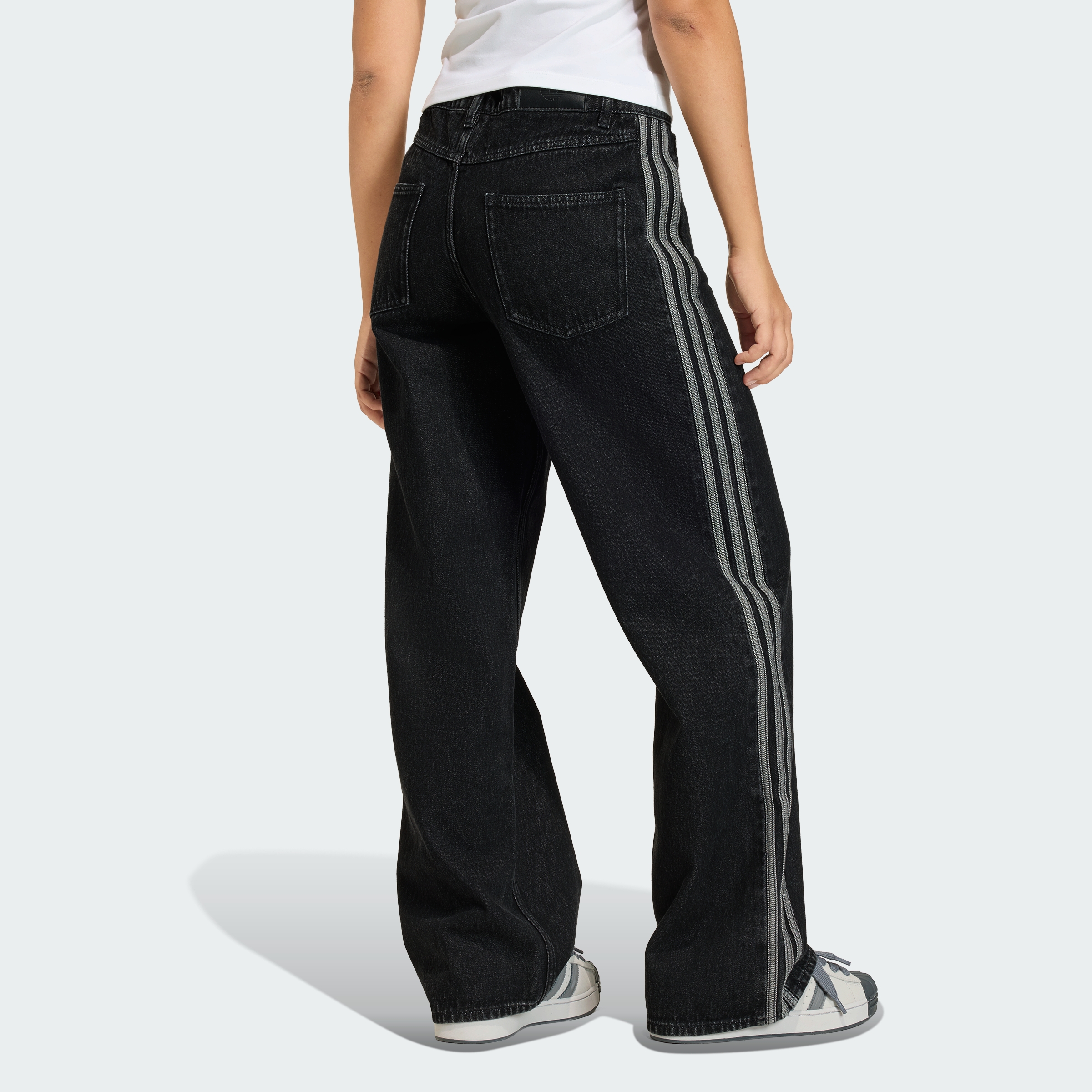 https://assets.adidas.com/images//672798dea11d4235b8219f1fec3520d3_9366/KD2909_23_hover_model.jpg
