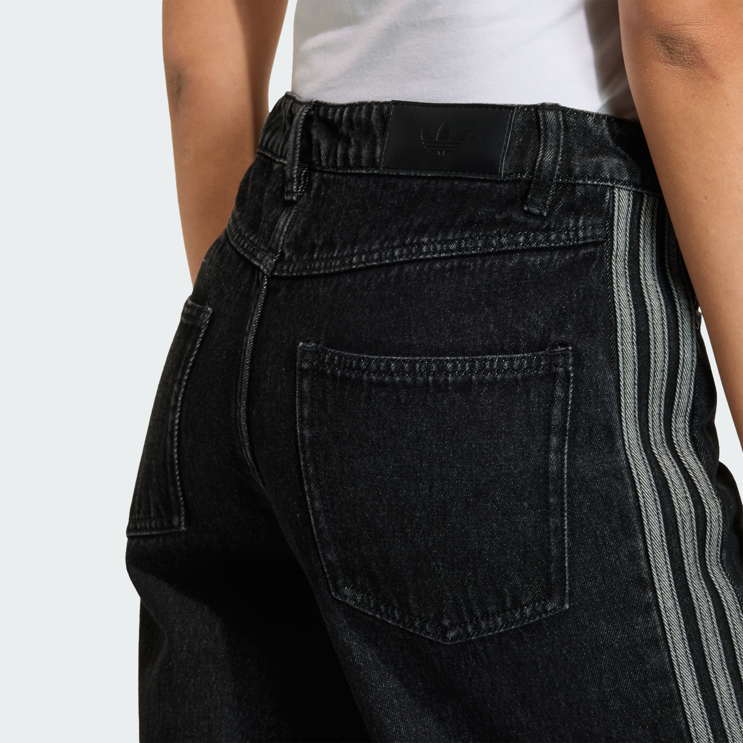 https://assets.adidas.com/images//1f1cc7fd8a5f42369a3f48147903e374_9366/KD2909_41_detail.jpg