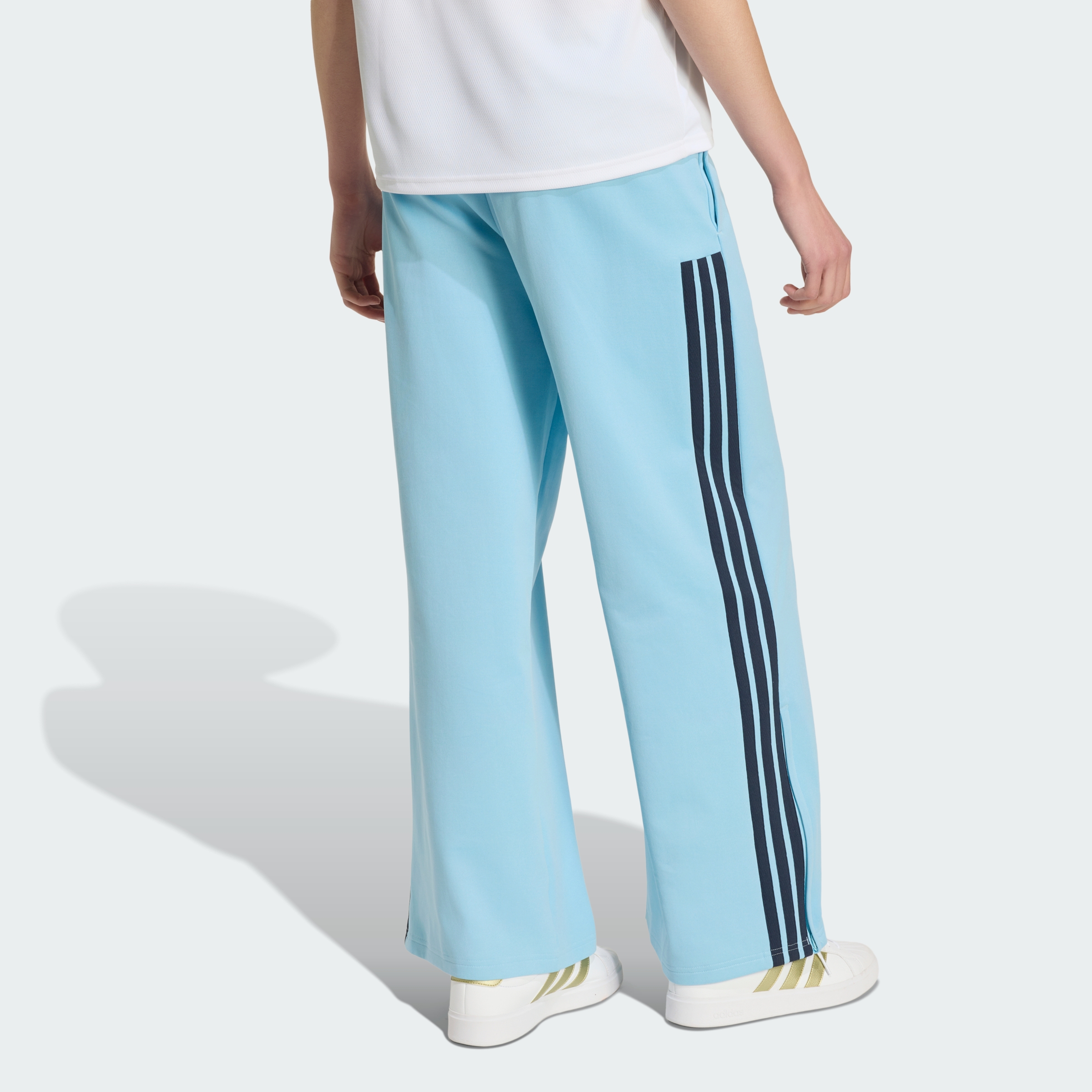 https://assets.adidas.com/images//53f94d5c5fc84b3c9d7949da67f0bf06_9366/KD4302_23_hover_model.jpg