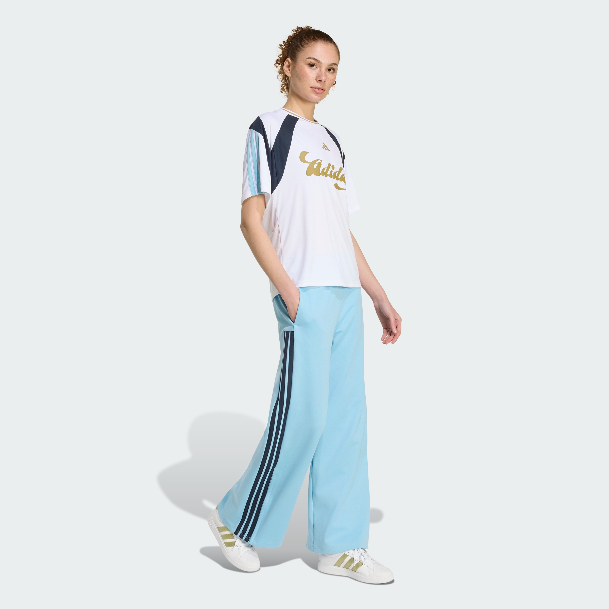 https://assets.adidas.com/images//89088344207643fcb672ffa6fe06b38f_9366/KD4302_25_model.jpg