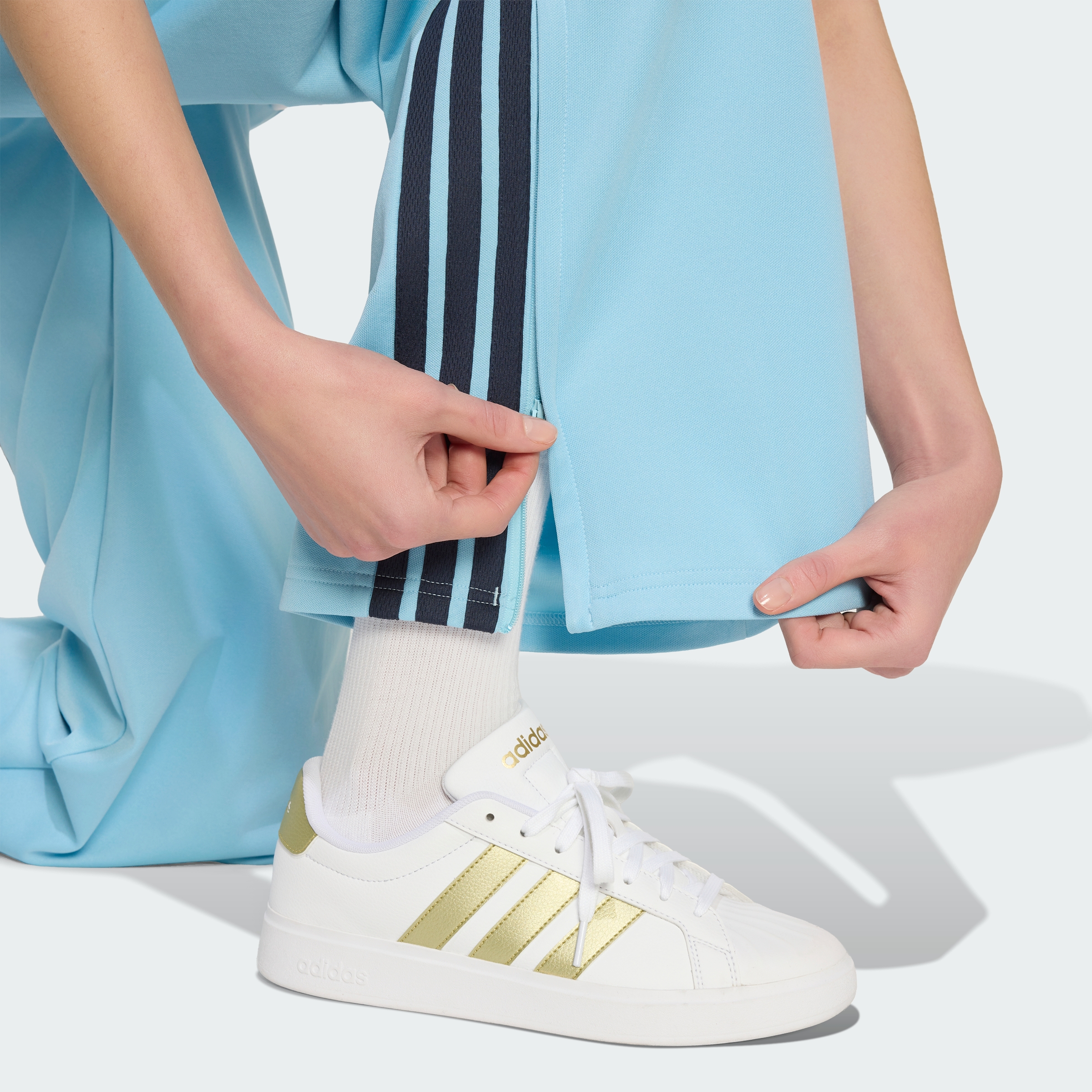https://assets.adidas.com/images//28a14da05aa5435f9beea03e8772b003_9366/KD4302_42_detail.jpg