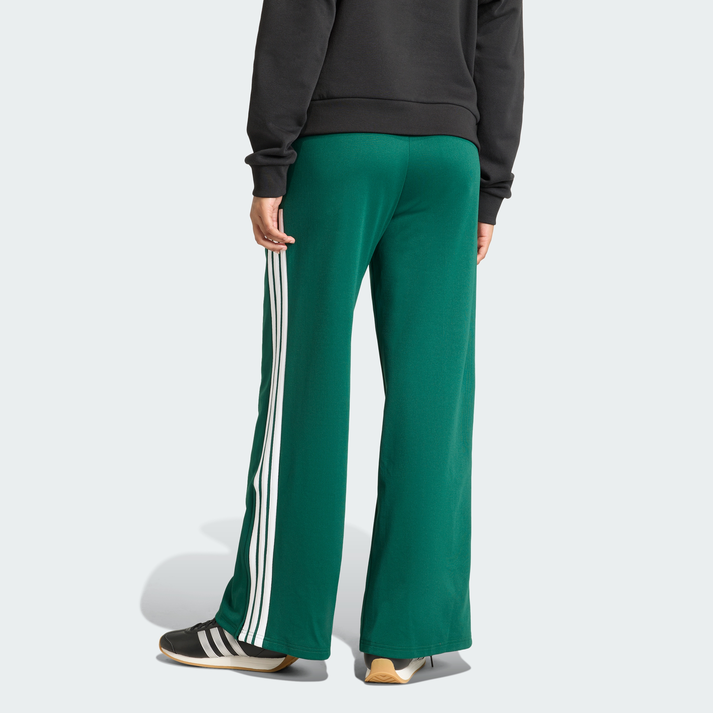 https://assets.adidas.com/images//2a95be2a14ae41c290a911d89ad92ea2_9366/KD4304_23_hover_model.jpg