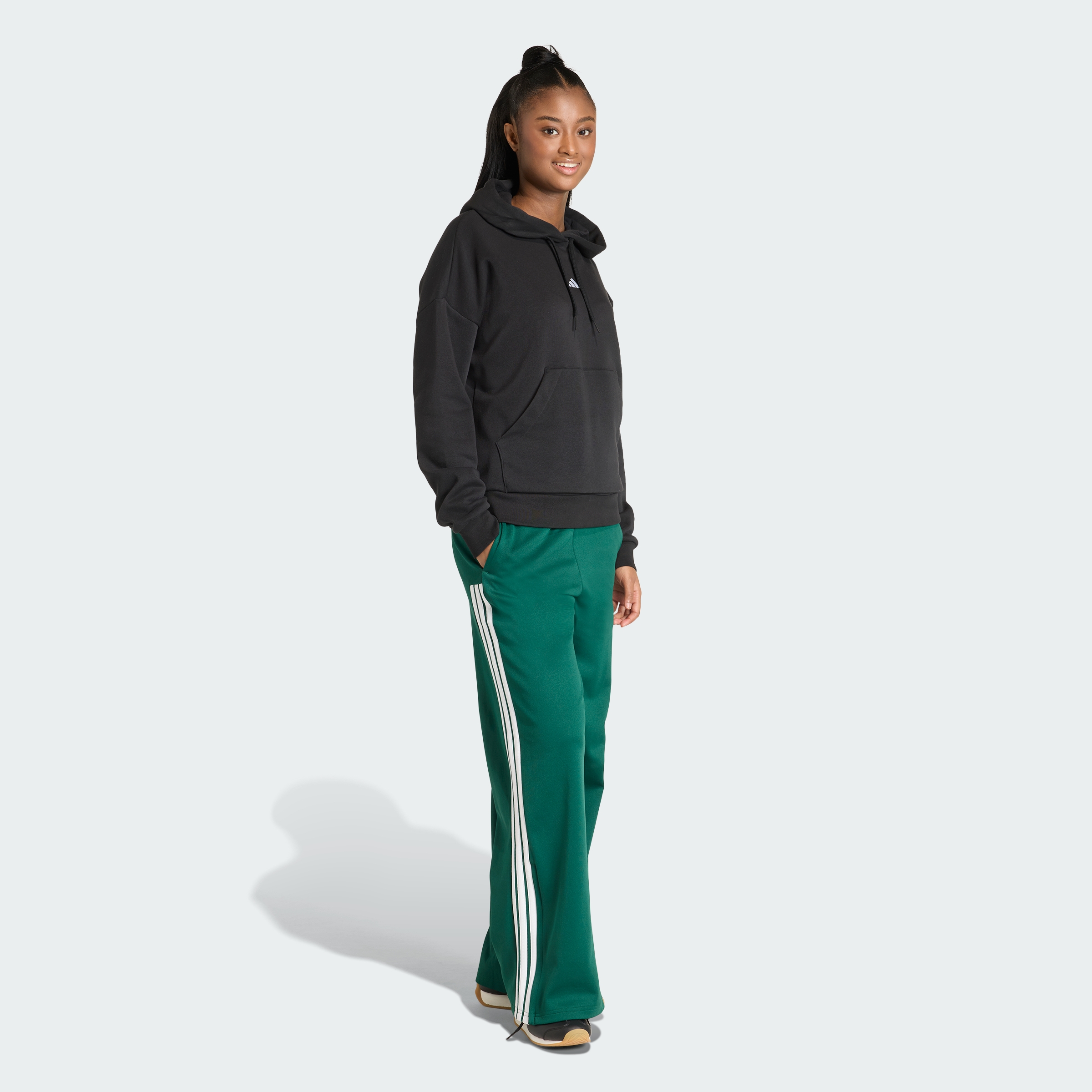 https://assets.adidas.com/images//73503fd497c942a698e42b3dae84d1b7_9366/KD4304_25_model.jpg