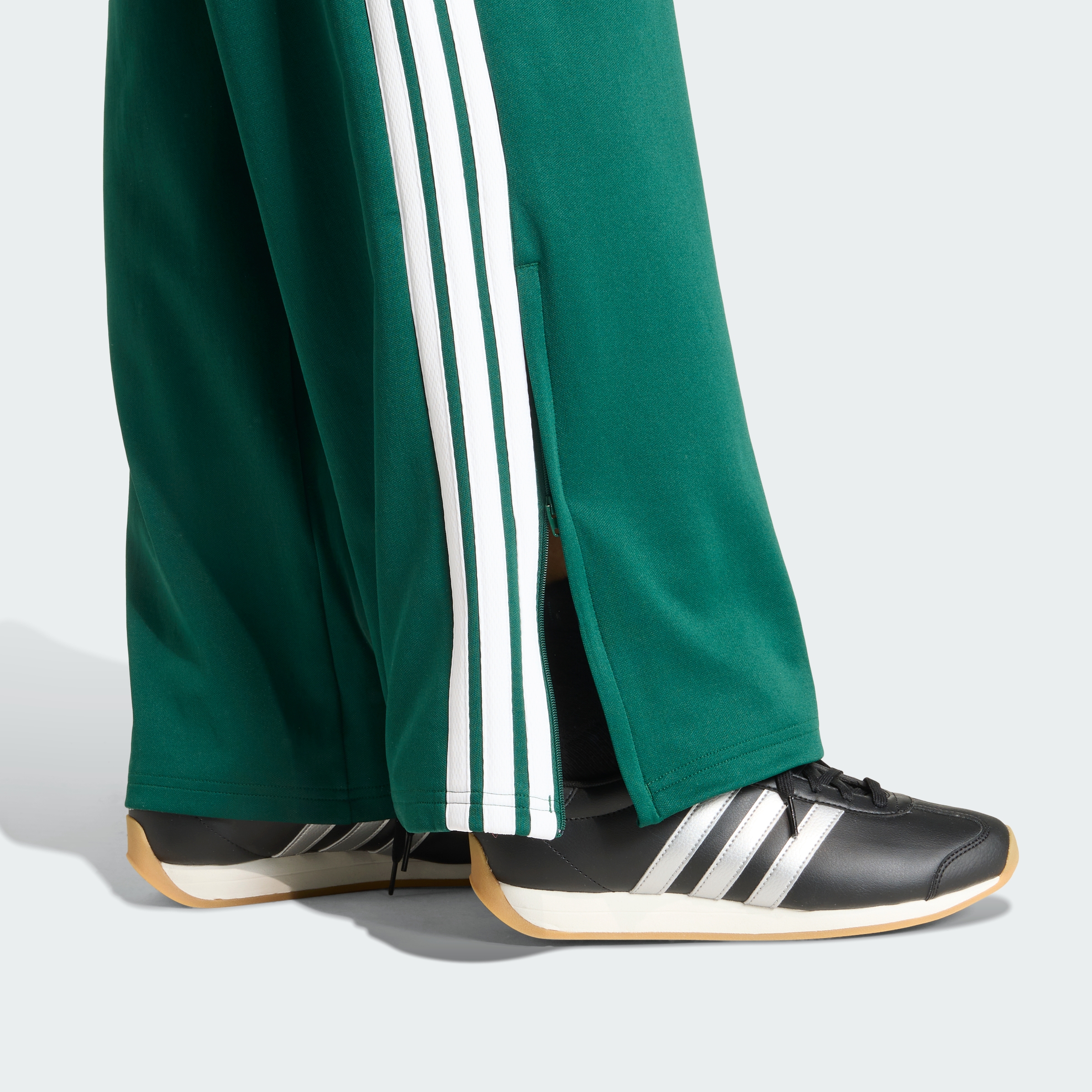 https://assets.adidas.com/images//6a30c67d2b584b99b35d8220725e0c93_9366/KD4304_41_detail.jpg