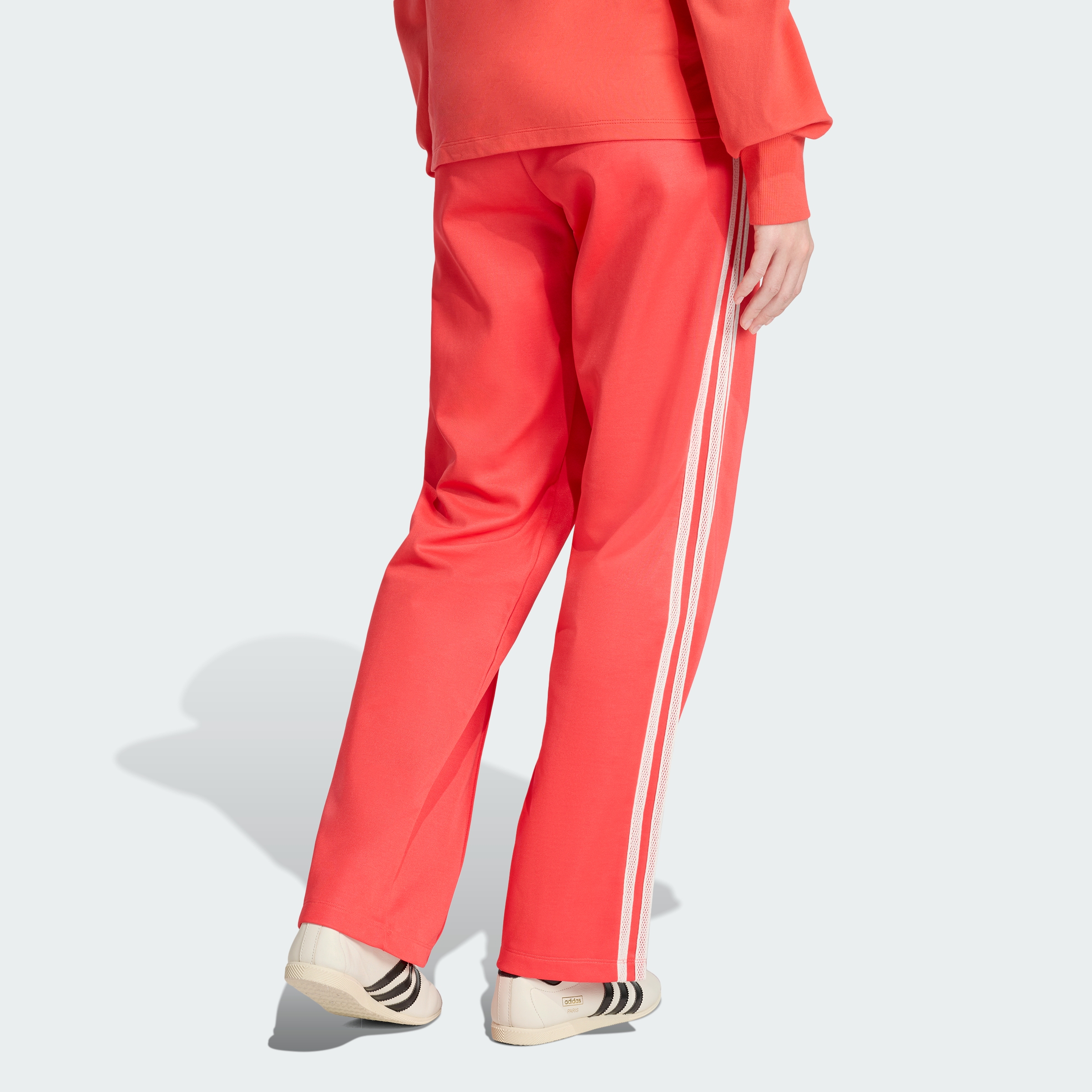 https://assets.adidas.com/images/a5980ea89277475dad164892b7f95a47_9366/KD4316_23_hover_model.jpgKD4316_23_hover_model.jpg