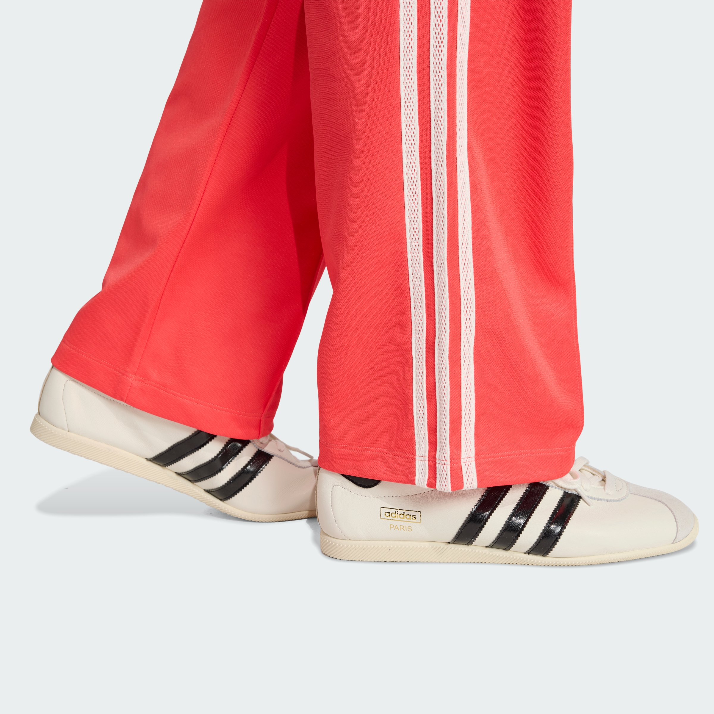 https://assets.adidas.com/images//d1bee542bc064abdba4c5c58805b3eaf_9366/KD4316_42_detail.jpg