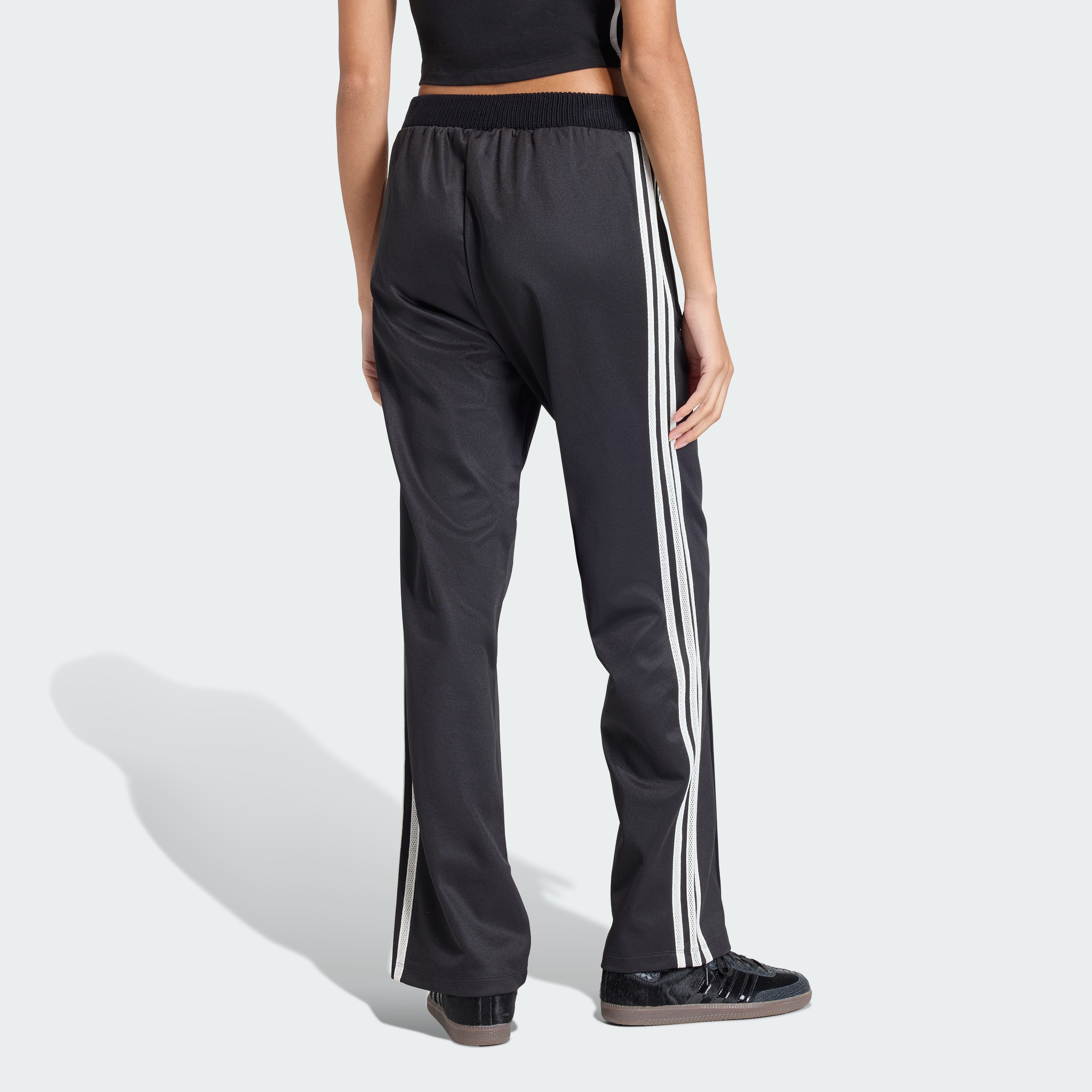 https://assets.adidas.com/images//4ff582a9789e43a2819791473c3e8a43_9366/KD5443_23_hover_model.jpg