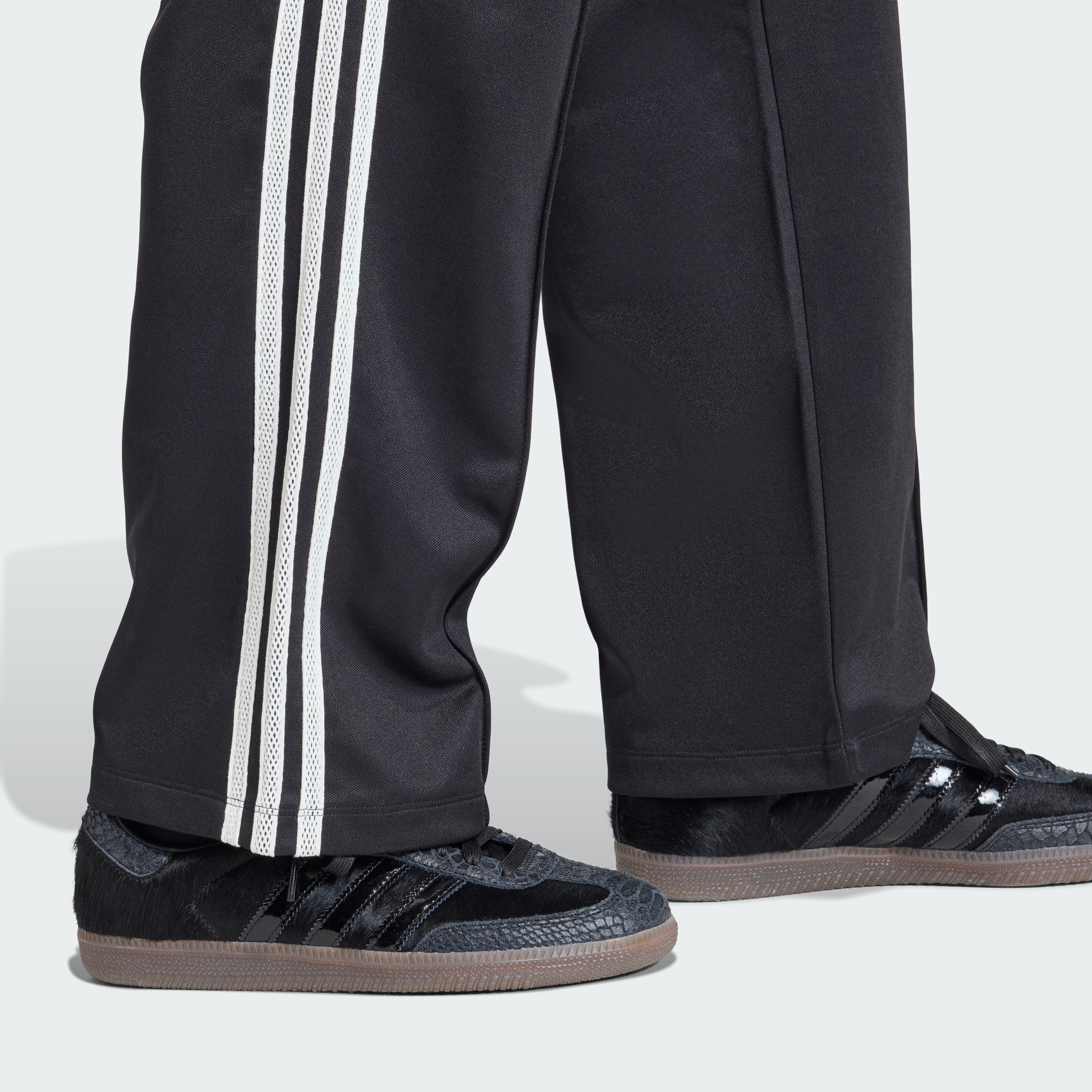 https://assets.adidas.com/images//1190d7d97a5c4049b63a9a8283c51440_9366/KD5443_42_detail.jpg