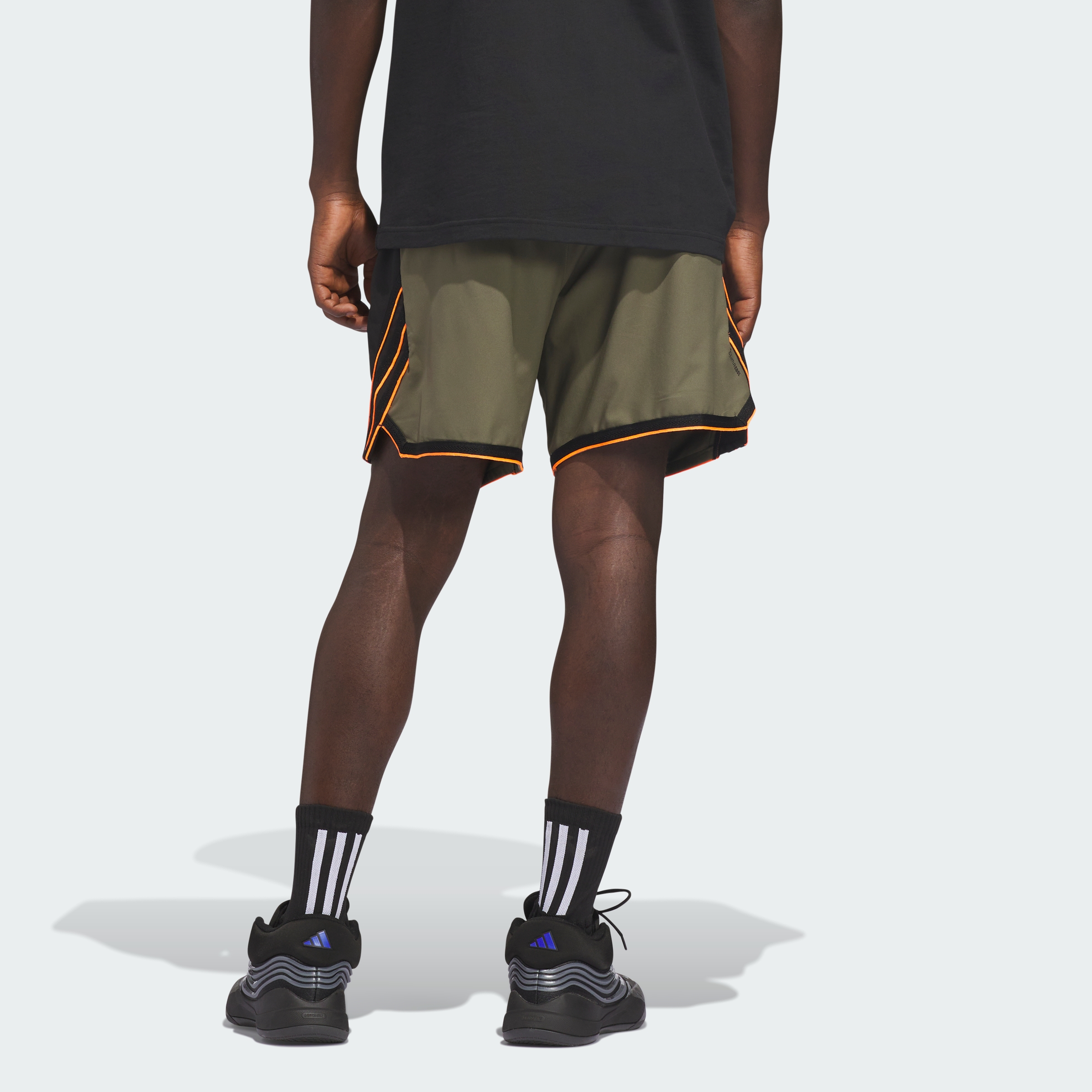 https://assets.adidas.com/images//343e47420324421da8ef85dcfaaa984e_9366/KD6400_23_hover_model.jpg