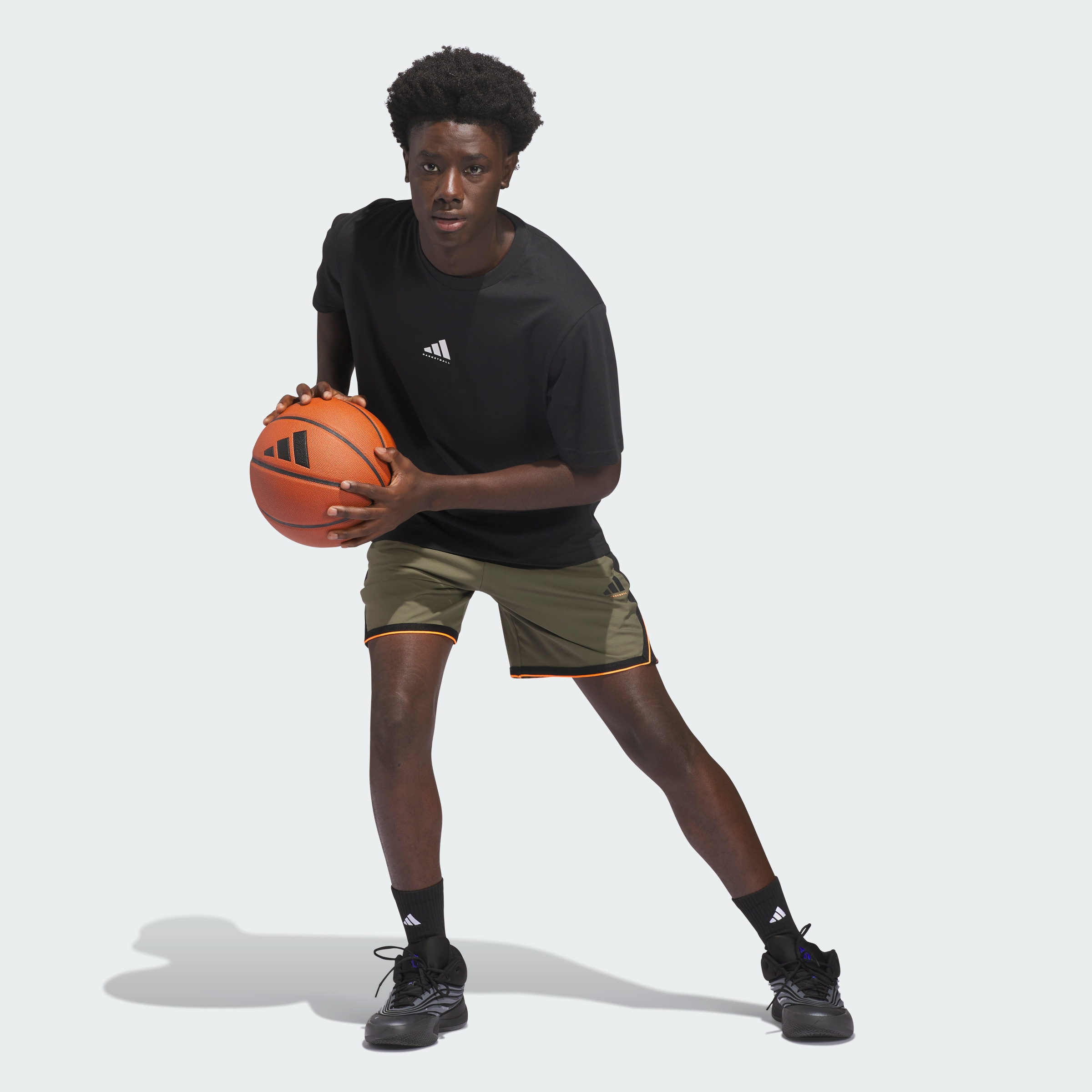 https://assets.adidas.com/images//b04173272b2b49419e0fd08a4172d098_9366/KD6400_25_model.jpg