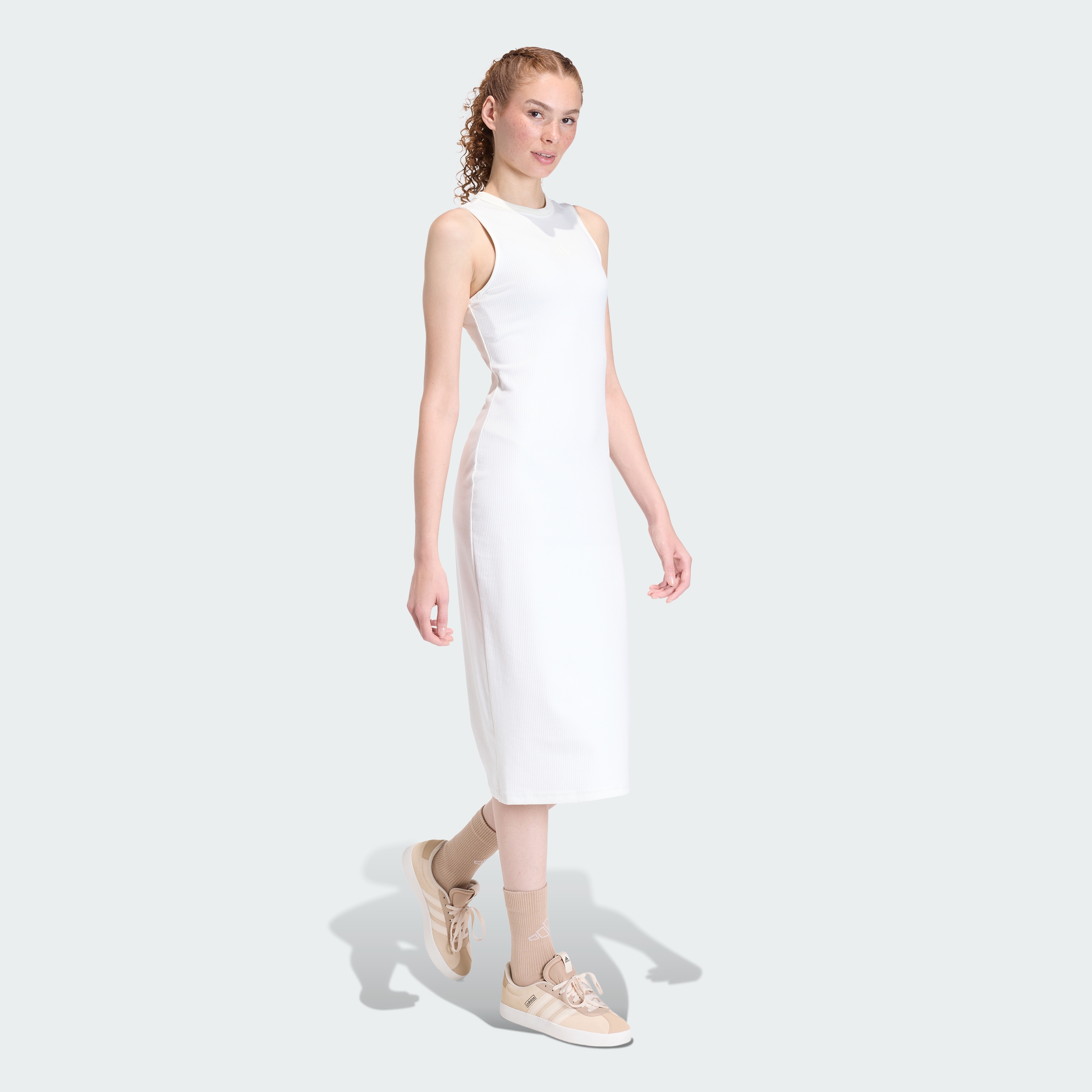 https://assets.adidas.com/images//e7763cc951c04f6b815b4d6ee828151b_9366/KD6587_25_model.jpg