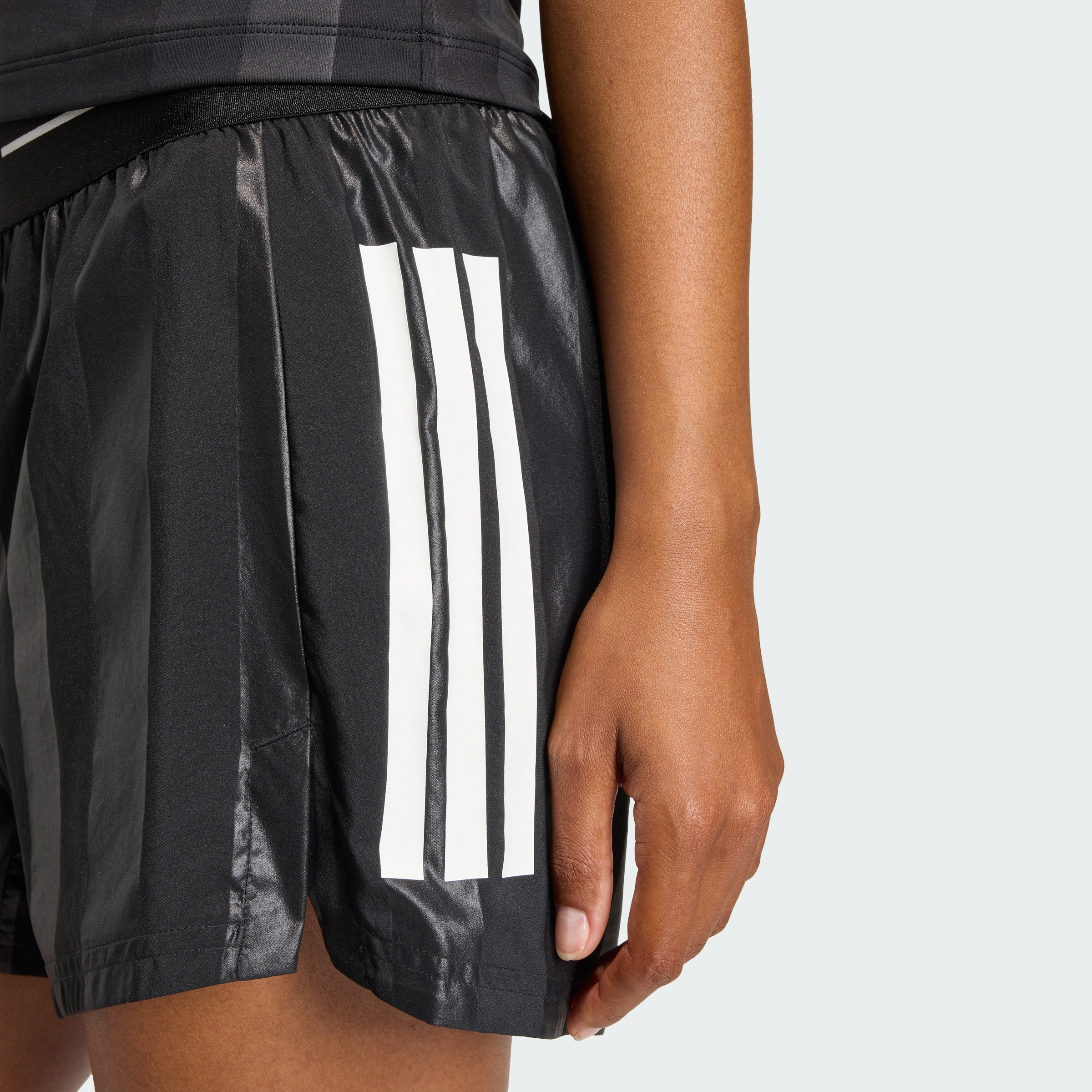 https://assets.adidas.com/images//e5c954e6be7a4556bac4f47fa16dea13_9366/KD7025_42_detail.jpg