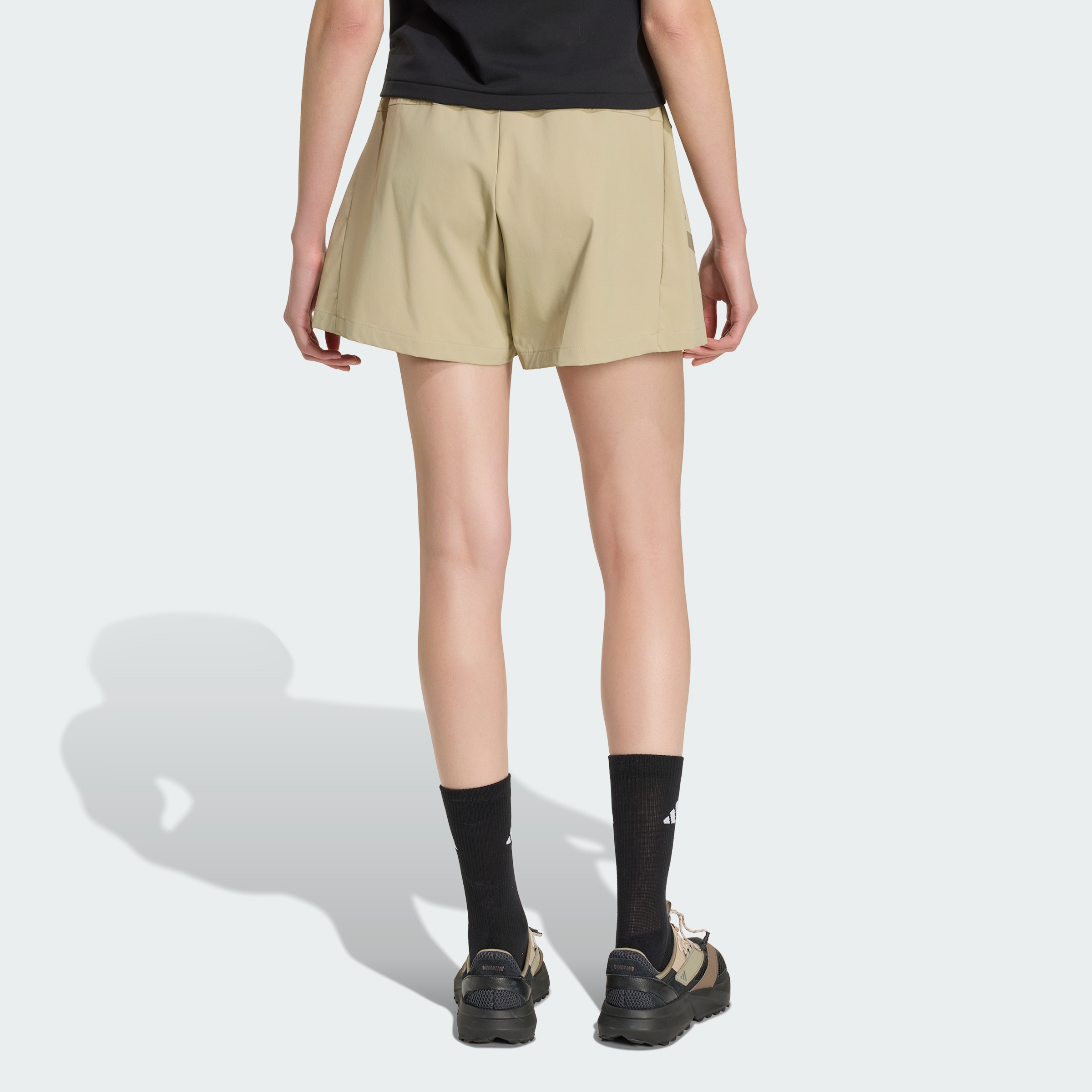 https://assets.adidas.com/images//d1d6cc407dfb4731940bb3c14909e573_9366/KD8463_23_hover_model.jpg