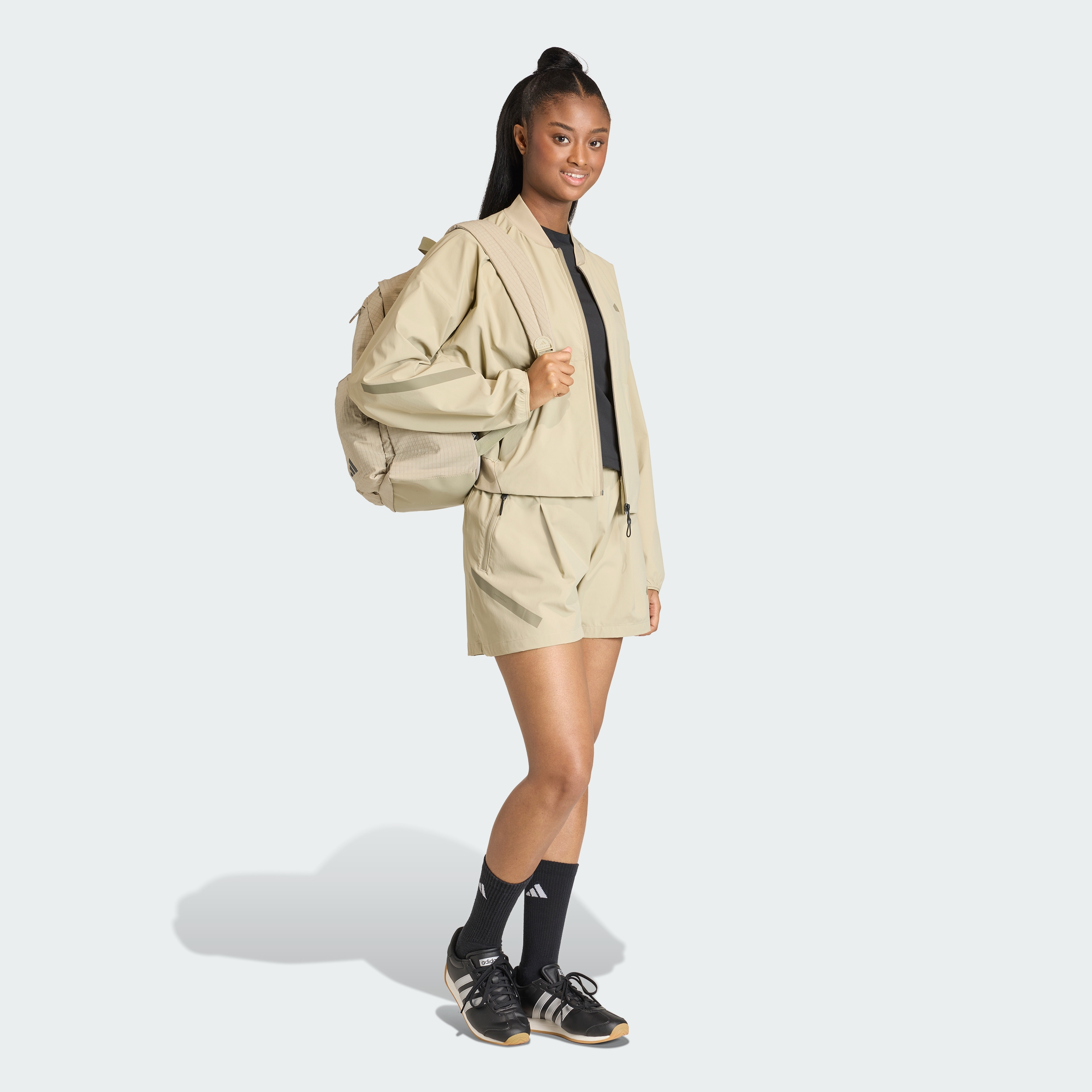 https://assets.adidas.com/images//5f28250cf06243bc8a6a0464015b3af2_9366/KD8509_25_model.jpg